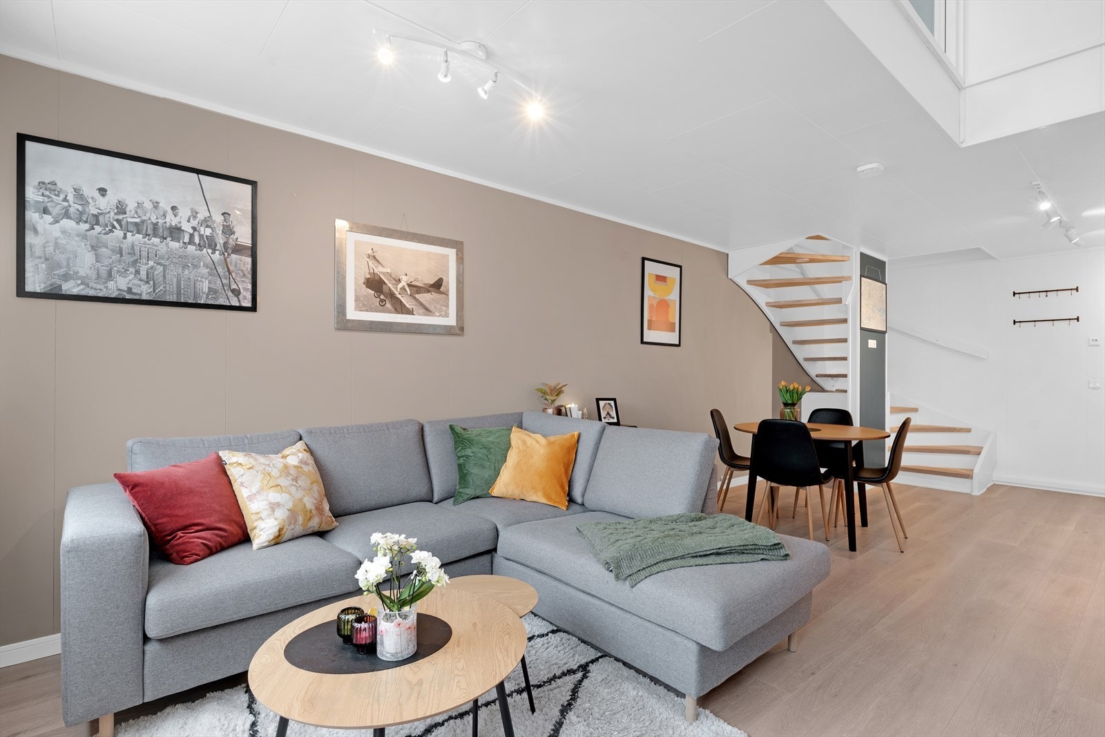 Velkommen til Evjenvegen 152A - En flott og romslig 2-roms over to etasjer med parkering, vestvendt terrasse og IN-ordning på fellesgjeld! Galleribilde