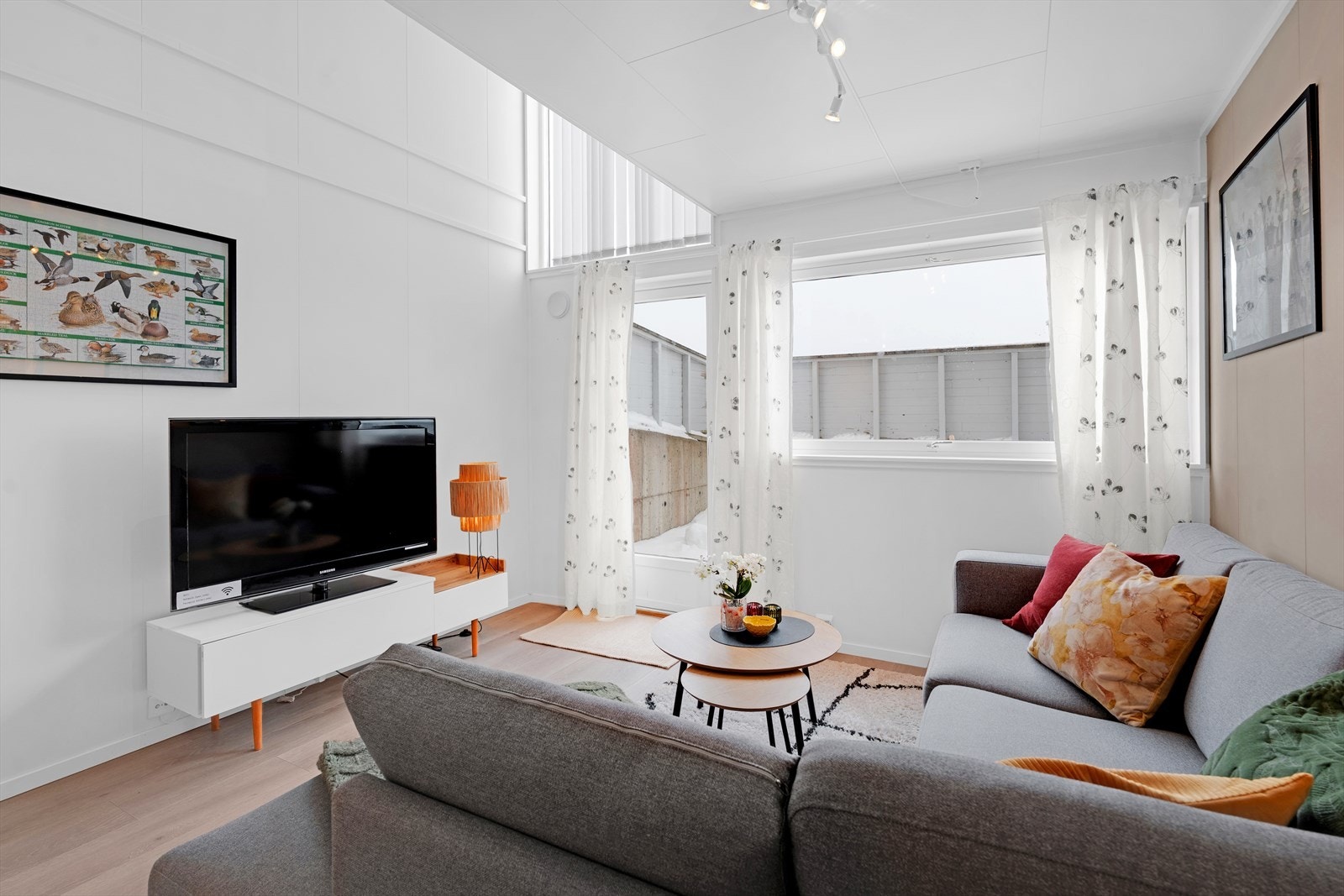 Utgang fra stue til vestvendt terrasse med svært gode sol- og lysforhold. Galleribilde