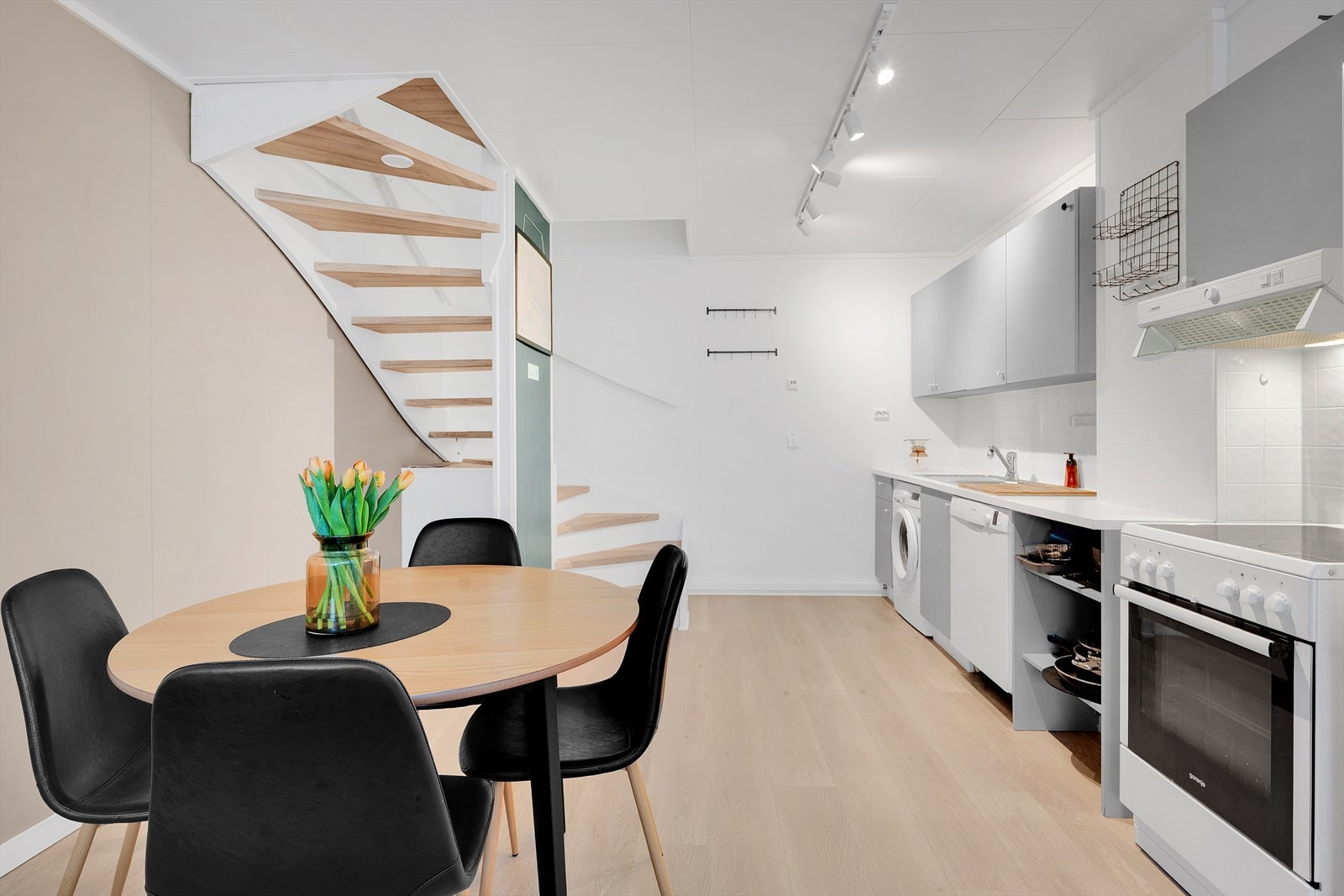 Trapp tar deg mellom etasjene. Galleribilde