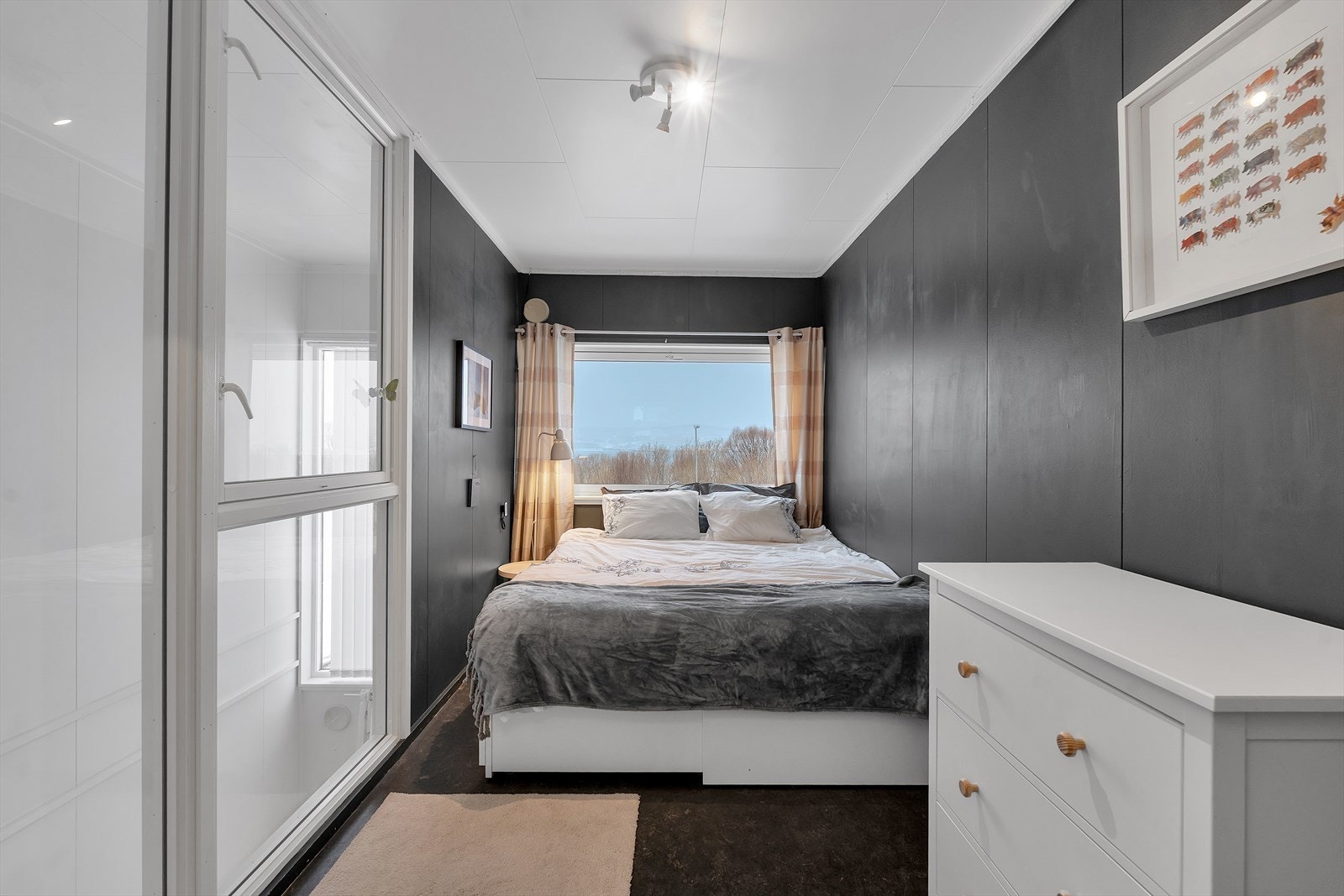 Soverom med god plass til stor seng. Galleribilde