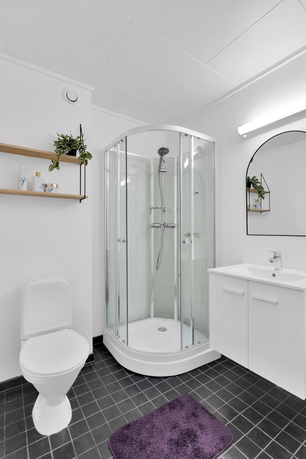 Bad med flislagt gulv, gulvvarme og praktiske innredninger. Galleribilde