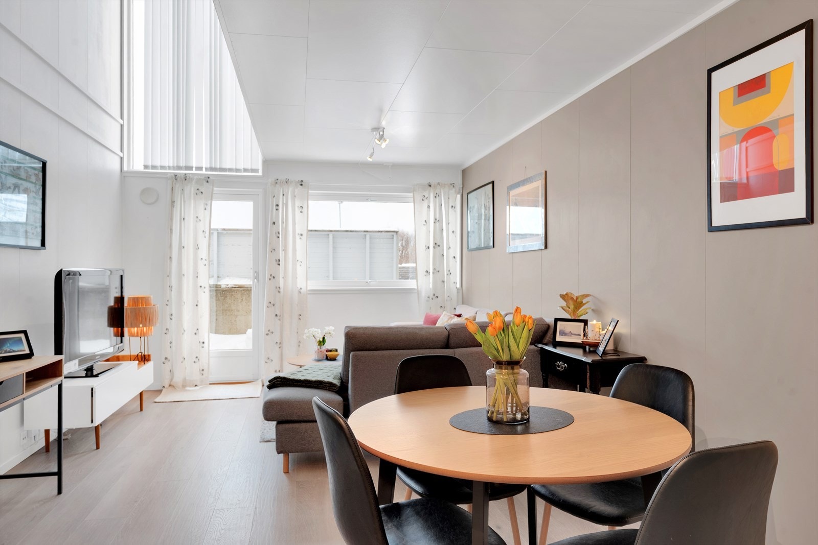 Kun stue og kjøkken (i åpen løsning) på første plan som gir gode møbleringsmuligheter og en sosial atmofære. Galleribilde