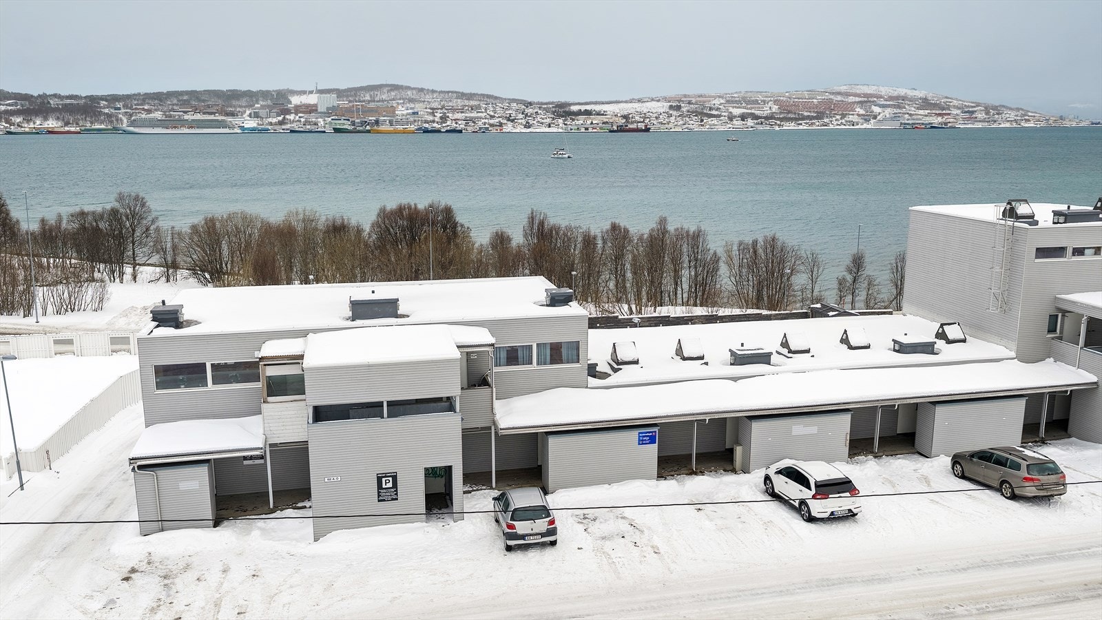 Fast parkeringsplass medfølger boligen. Galleribilde