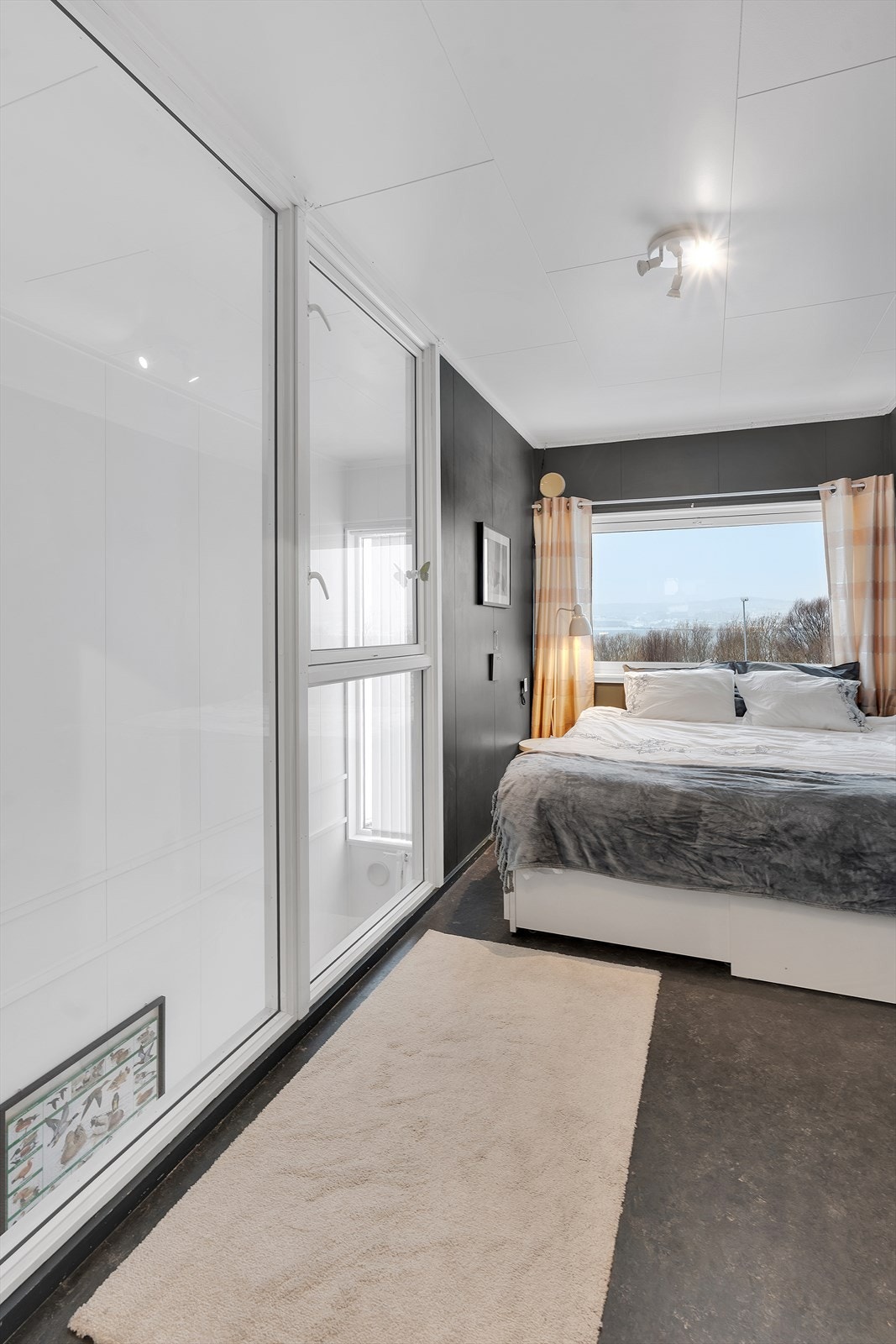 Store vinduer fra soverommet ned til stuen. Galleribilde