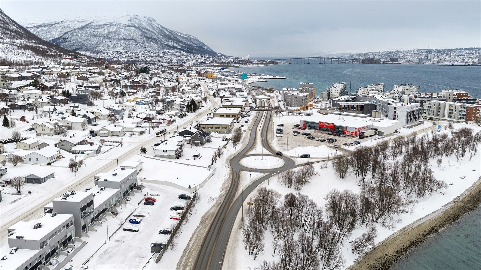 Matbutikk, treningssenter, tur- og rekreasjonsområder, m.m. innenfor gangavstand. Busstopp like ved med gode og hyppige forbindelser til bla. UNN/UiT, Sentrum, Jekta og mer. Galleribilde
