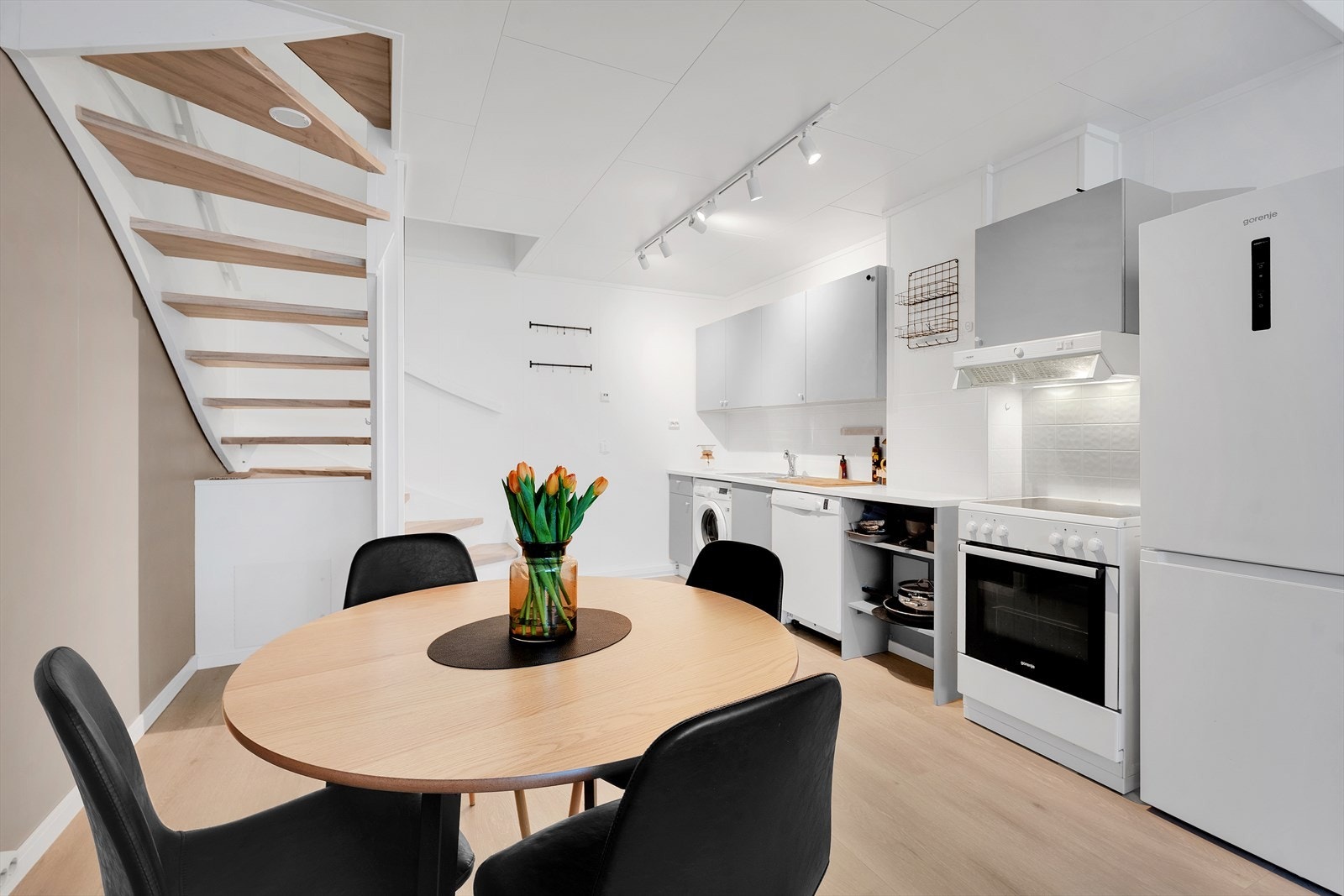 God plass til spisebord like ved kjøkkenet. Galleribilde