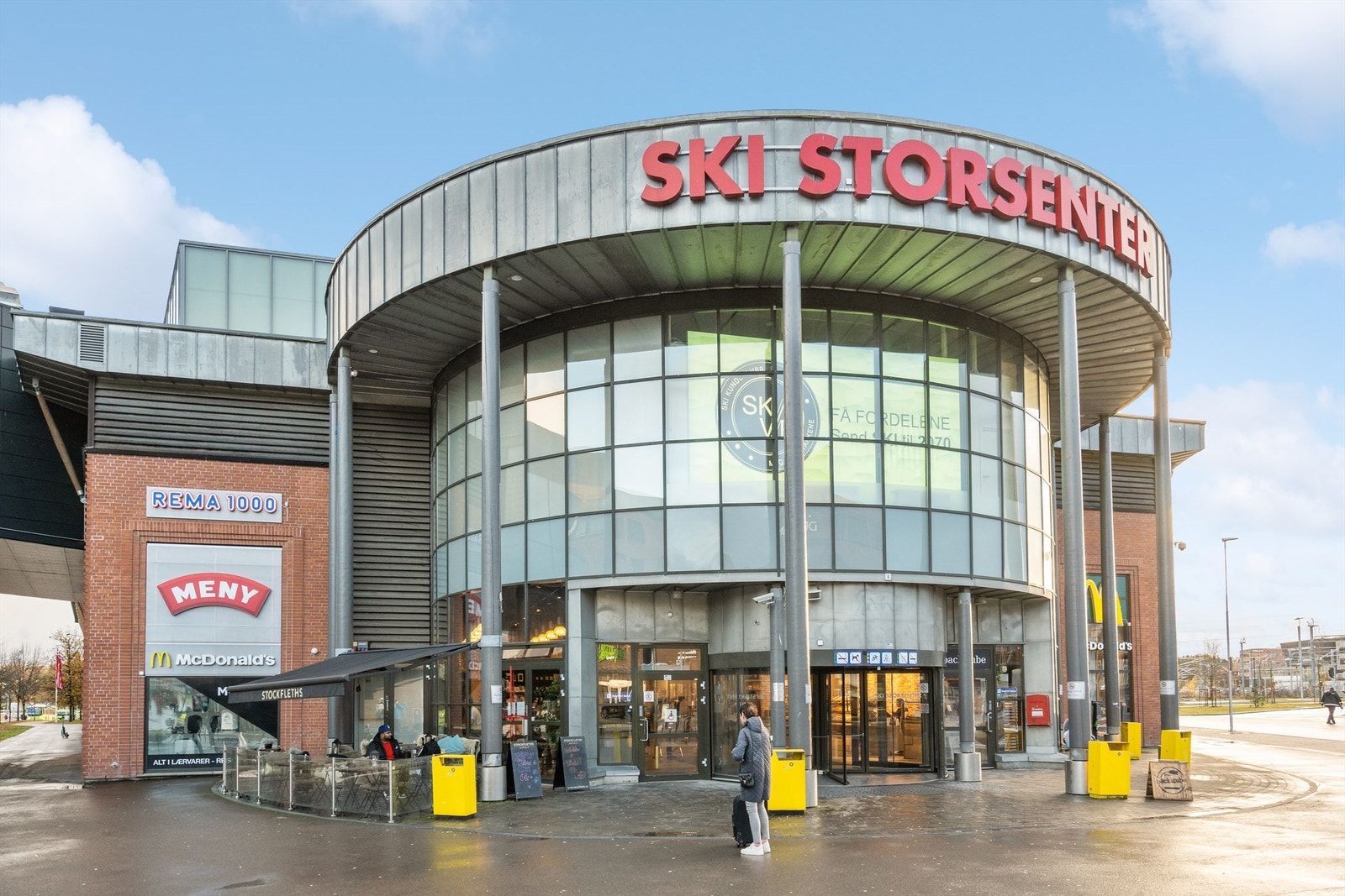 Ski kan by på blant annet Ski Storsenter med over 145 butikker, spisesteder, bowlinghall og offentlige kontorer. Galleribilde