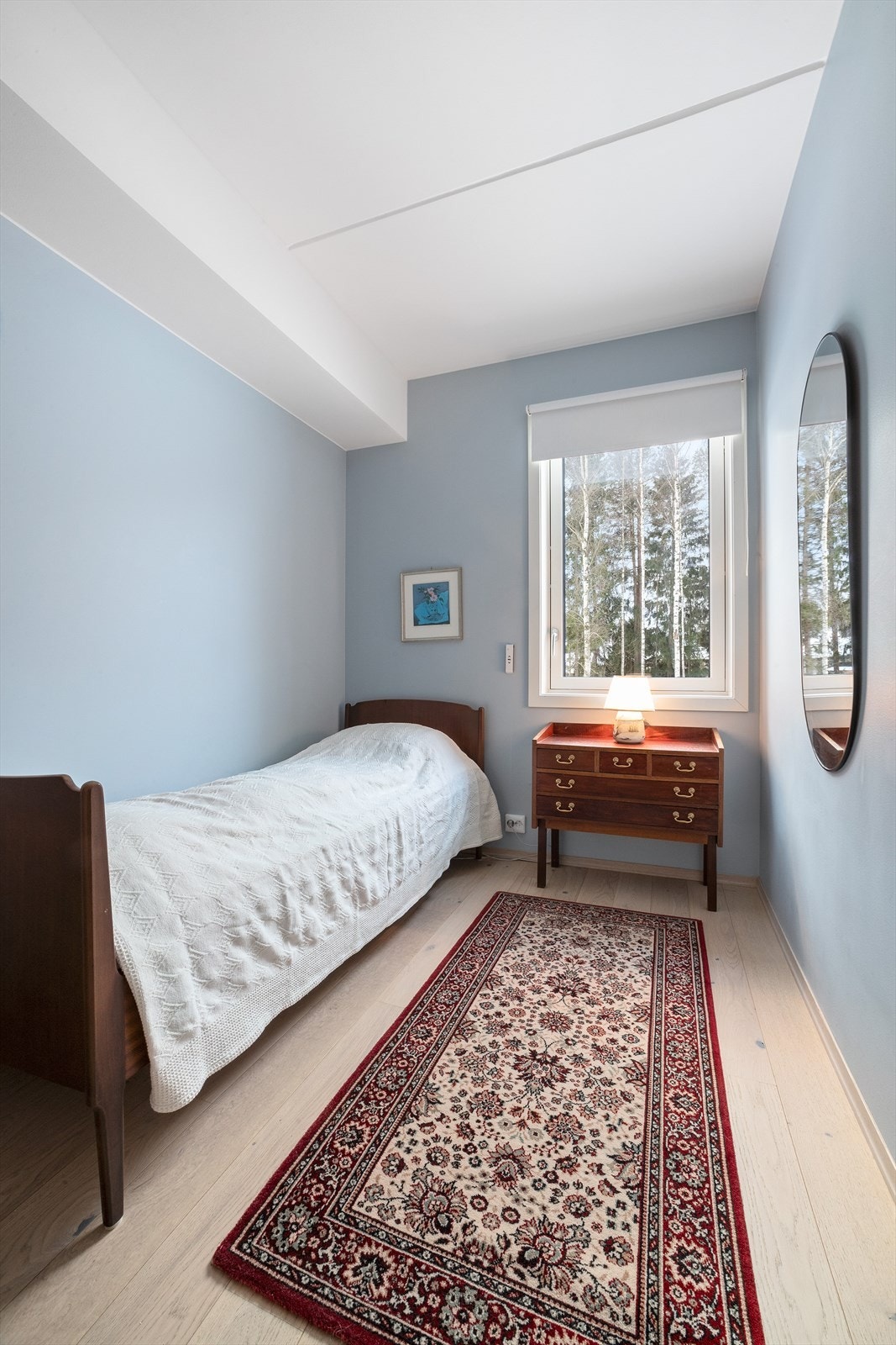 Det er parkett på gulv og slettmalte vegger Galleribilde