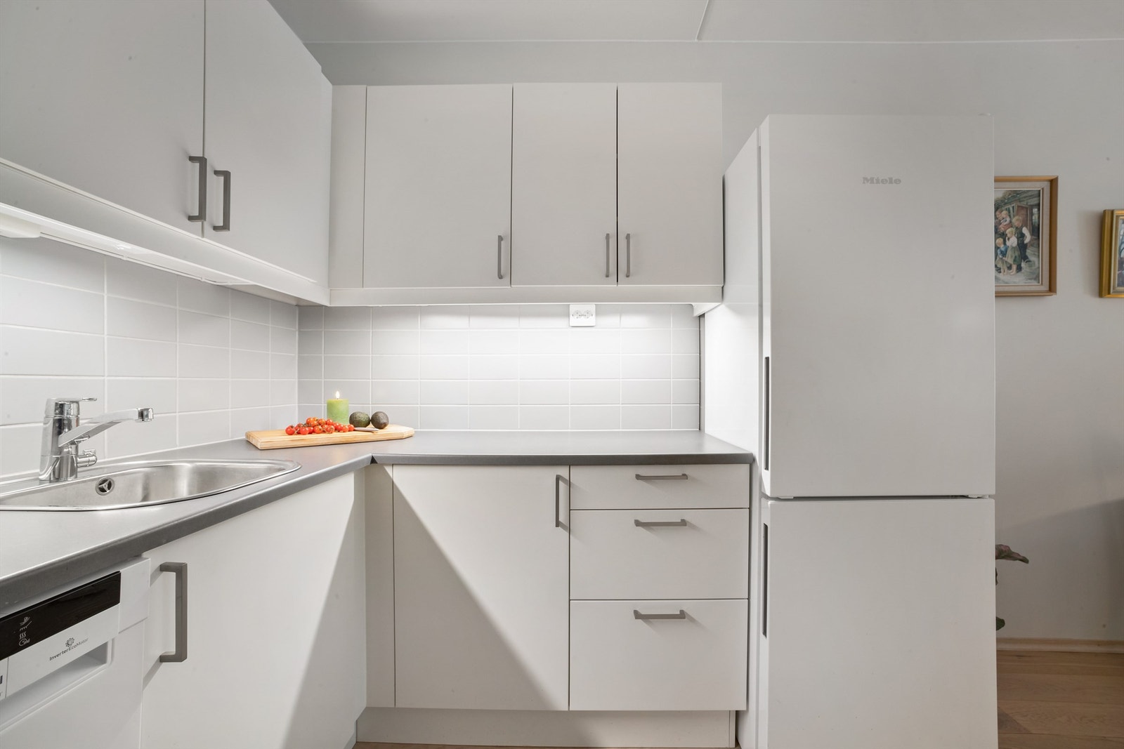 Komfyr, oppvaskmaskin og kombiskap følger med salget Galleribilde