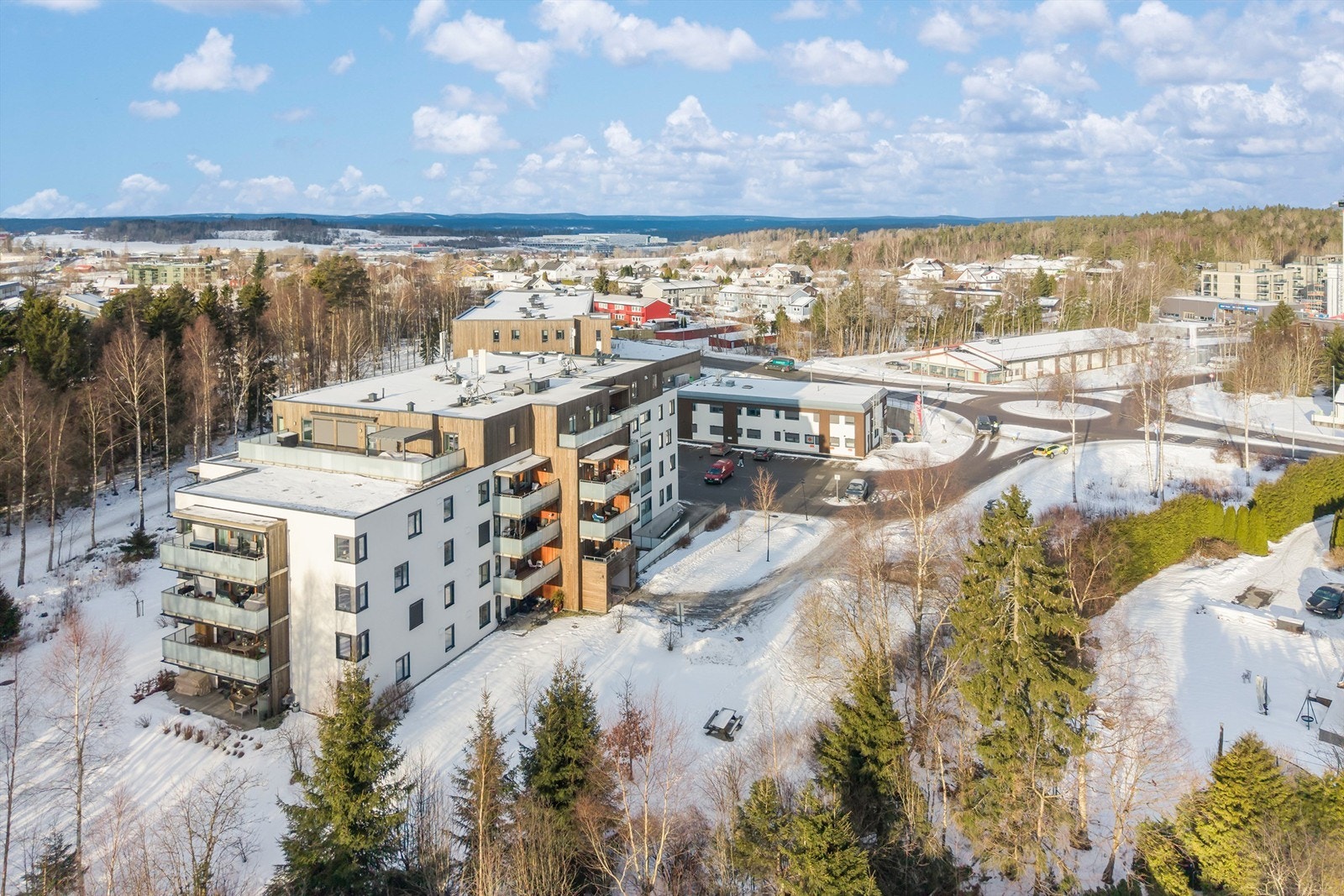 Ski byr også på flotte turmuligheter med lysløype og merkede stier i marka - perfekt for både hverdagsmosjon og helgeturer Galleribilde