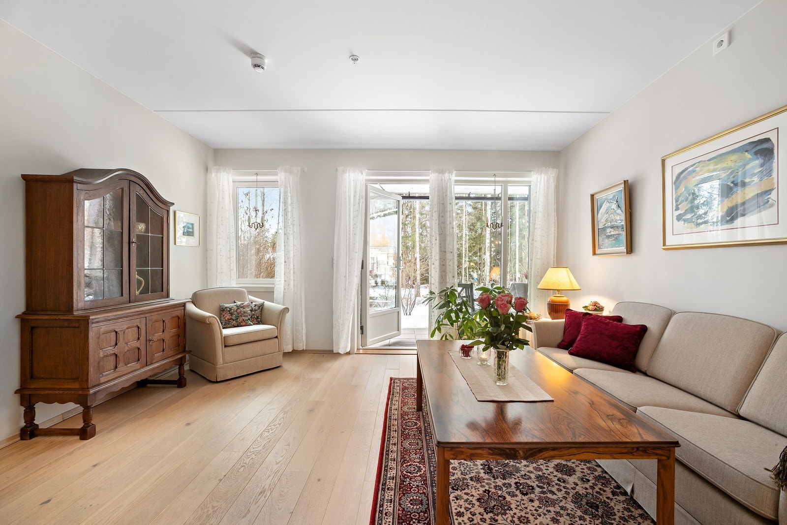 Stuen har parkett på gulv med behagelig, vannbåren gulvvarme Galleribilde