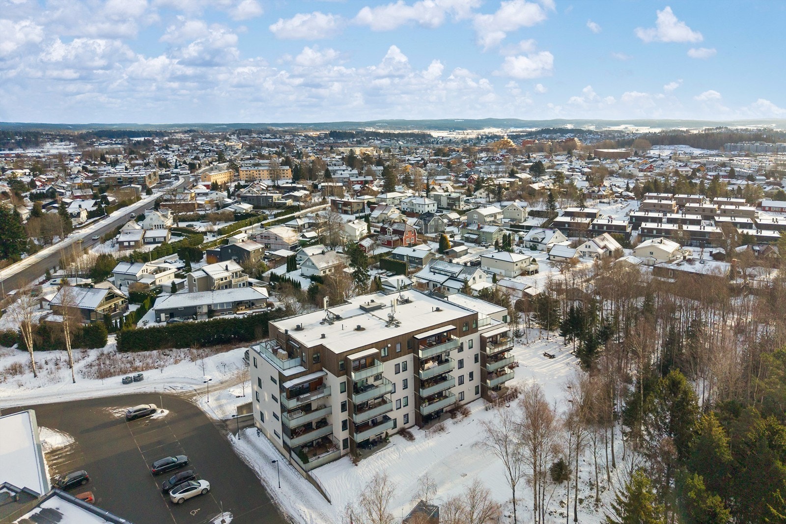 Servicebuss går rett utenfor leiligheten, til Ski sentrum med avganger hvert 7. minutt i rushtiden Galleribilde