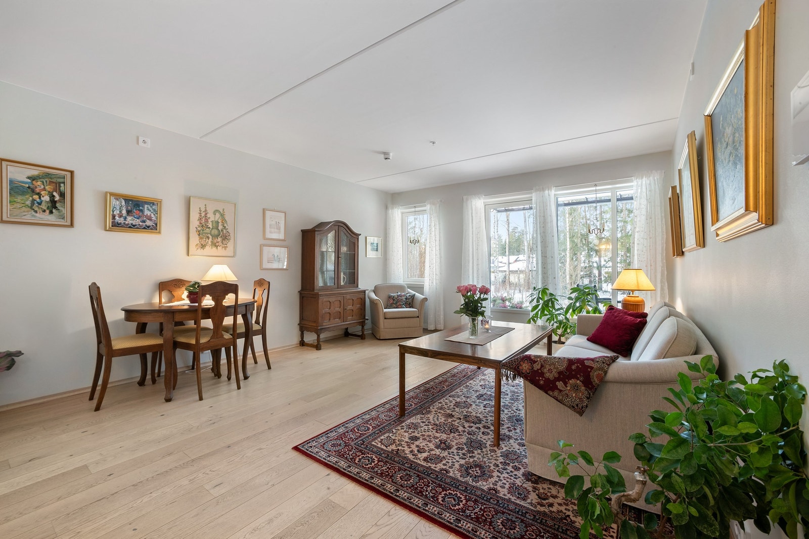 Stuen kan enkelt innredes med sofa, sofabord, TV-løsning og øvrig møblement Galleribilde