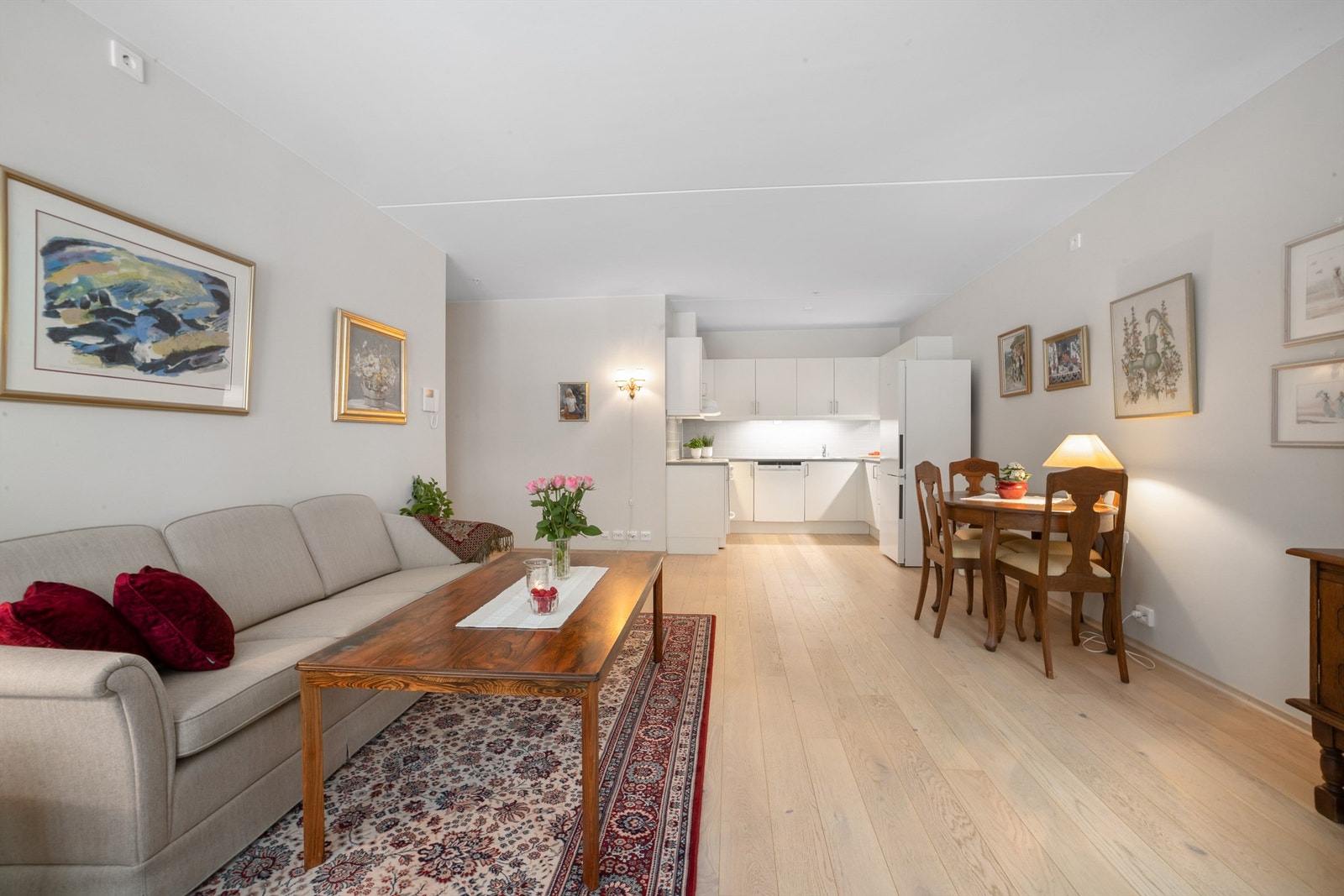 Stue og kjøkken er i åpen løsning, noe som skaper en luftig og romslig atmosfære Galleribilde