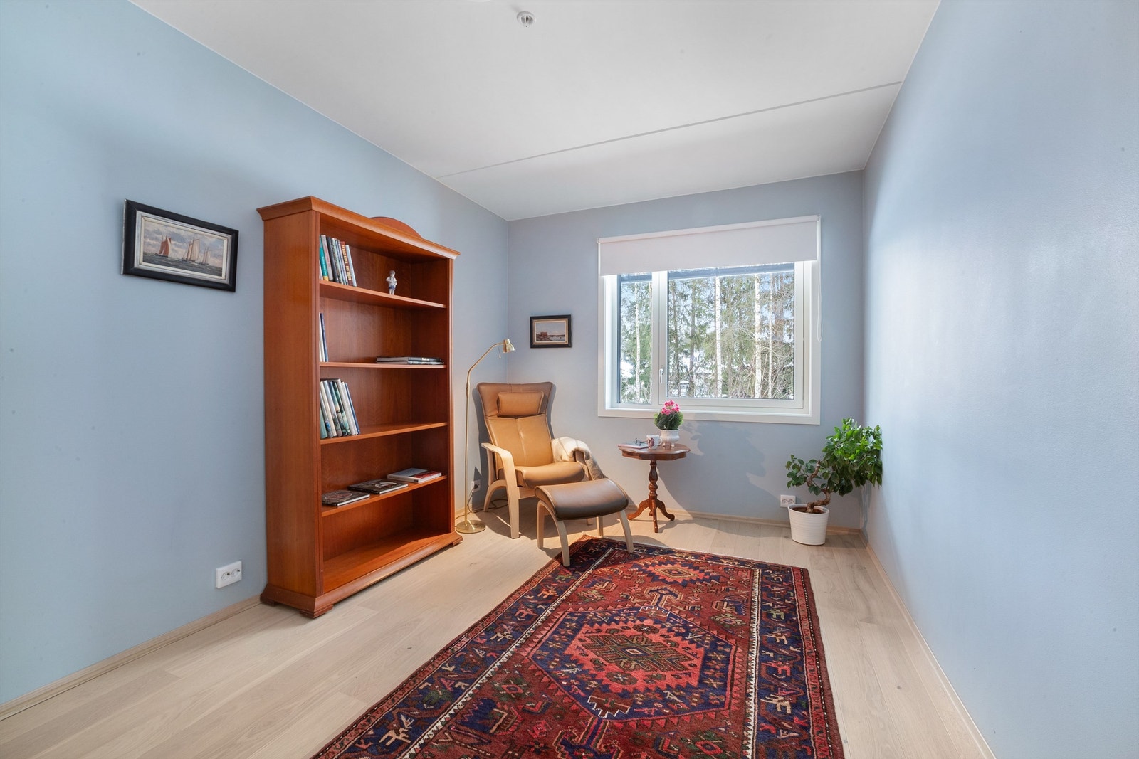 Leiligheten har to fine soverom. Her er det plass til seng, nattbord og skrivepult. Galleribilde