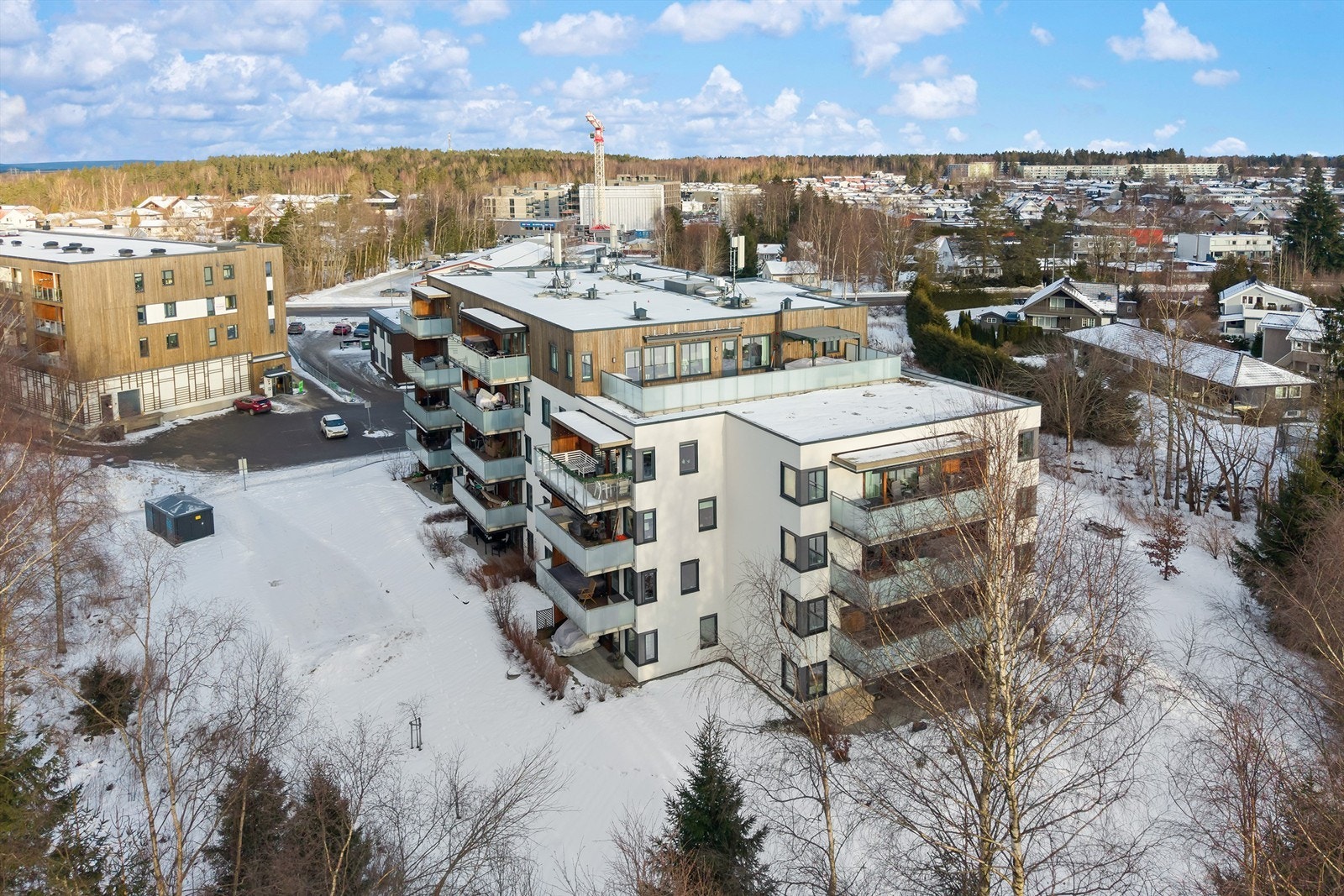 Fra leiligheten er det kort gangavstand til et moderne aktivitetssenter med blant annet treningssenter, golfsimulator, padelbaner og trampolinepark Galleribilde