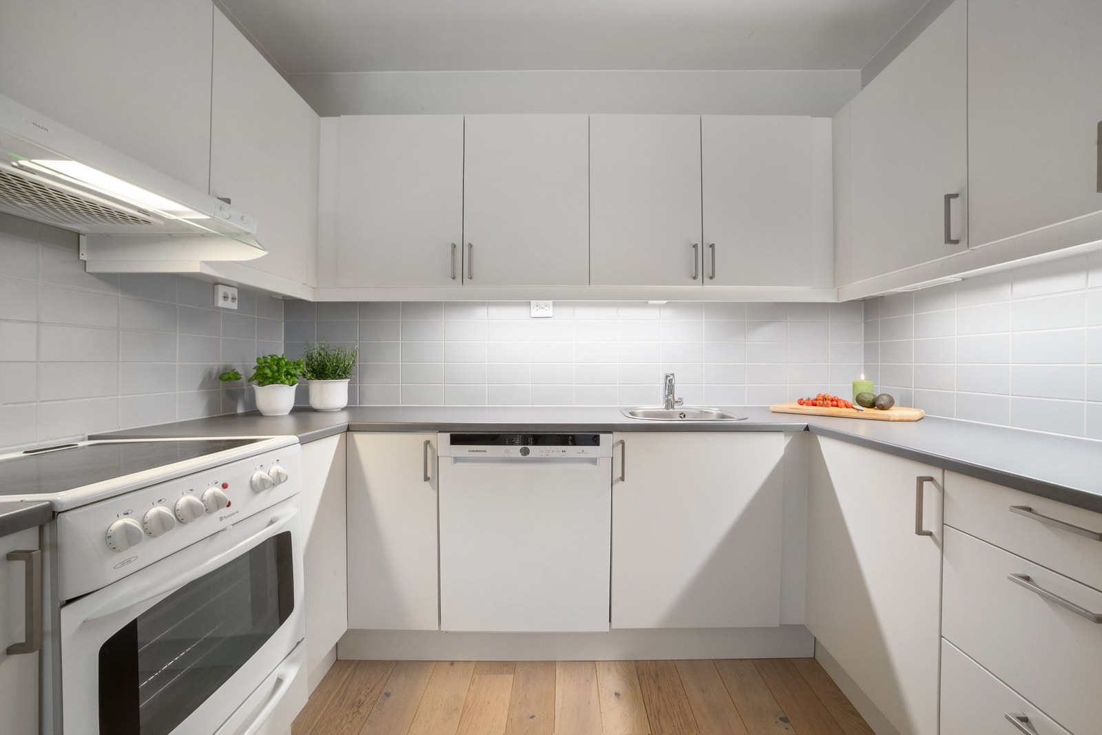 Over benken er det fliser, stikkontakter og praktisk benkebelysning som gir godt arbeidslys Galleribilde