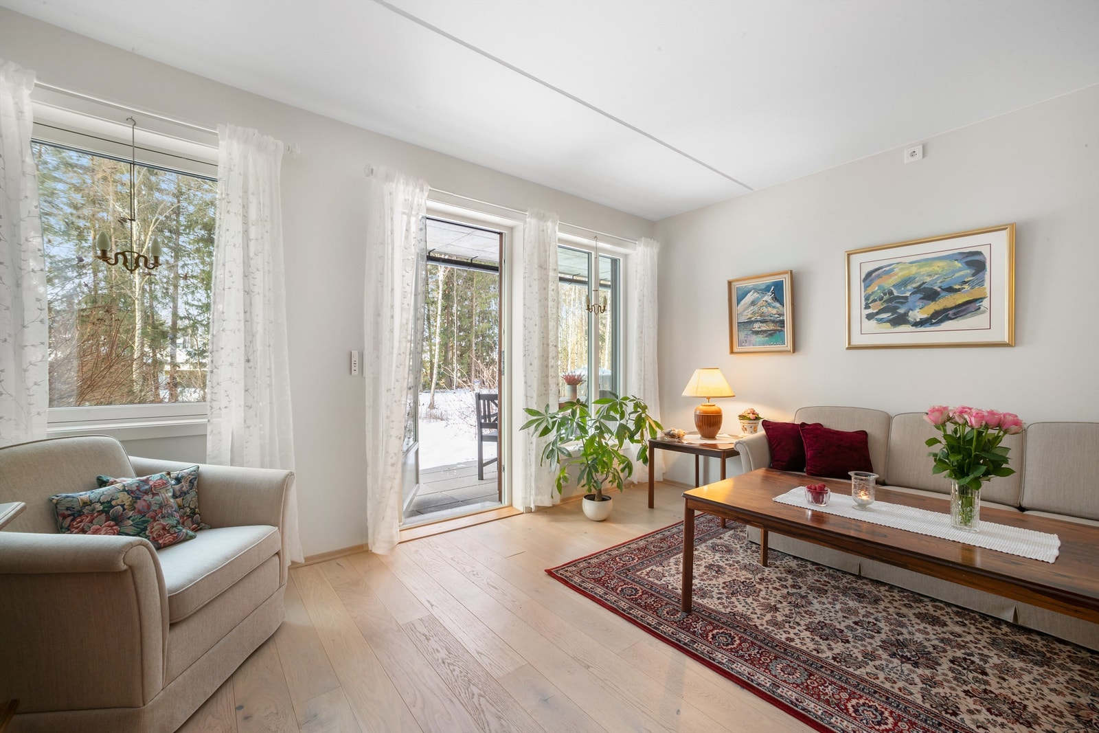 Store vindusflater slipper inn rikelig med naturlig lys gjennom dagen Galleribilde