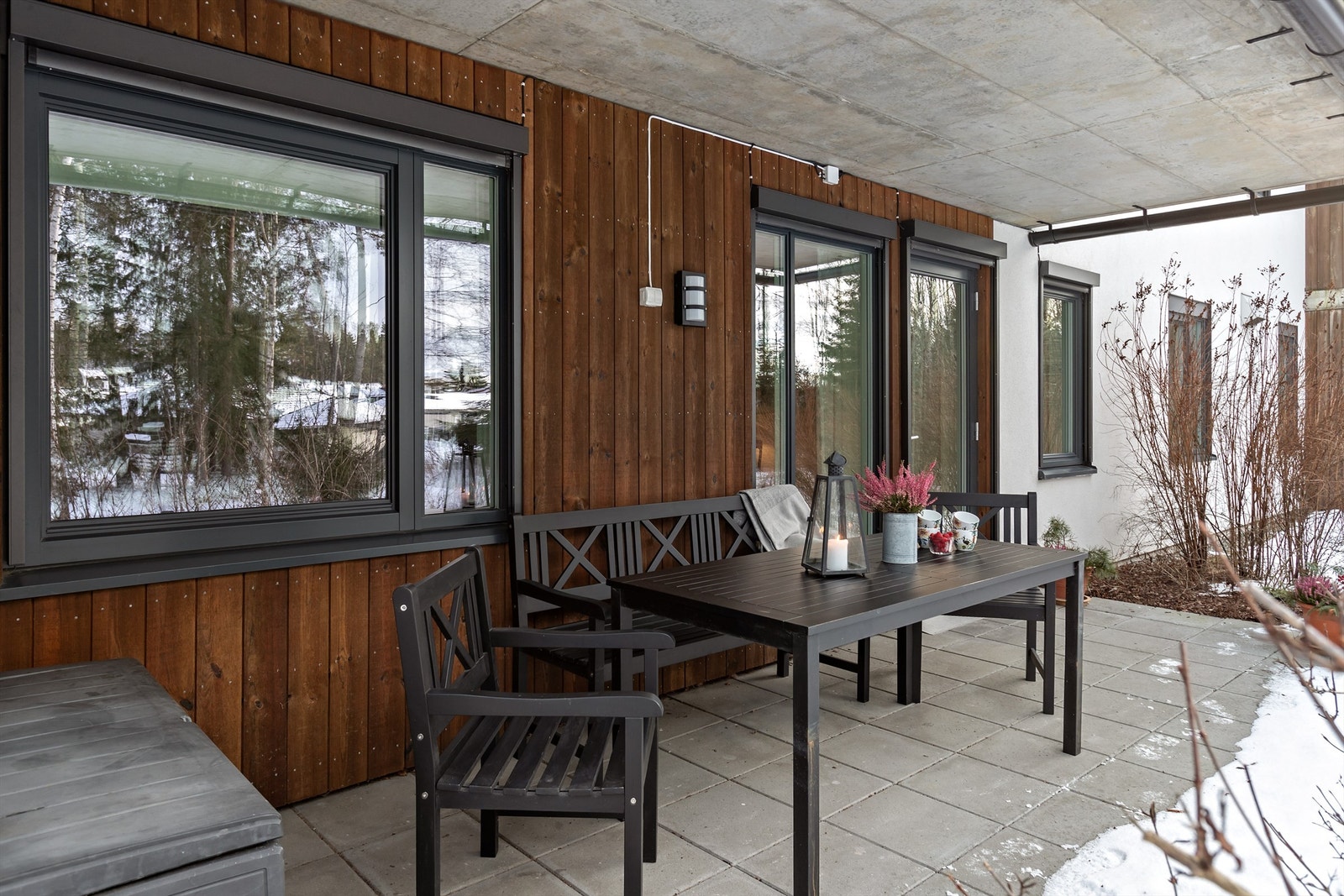 Her er det god plass til terrassemøbler Galleribilde