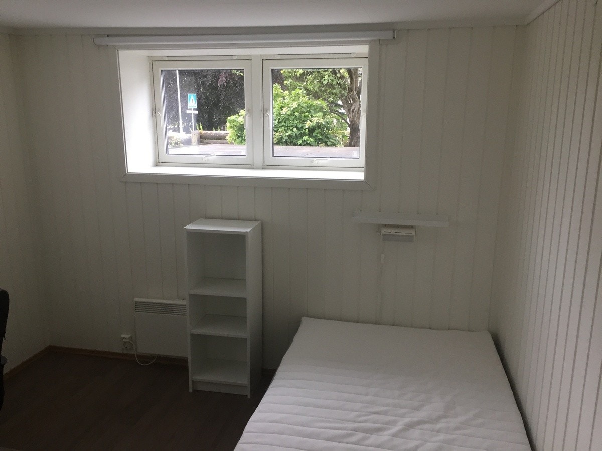 Dette er Solen. Soverommene er av god størrelse med plass til det man trenger. Garderobeskap, seng, panelovn og solskjerming medfølger. Galleribilde