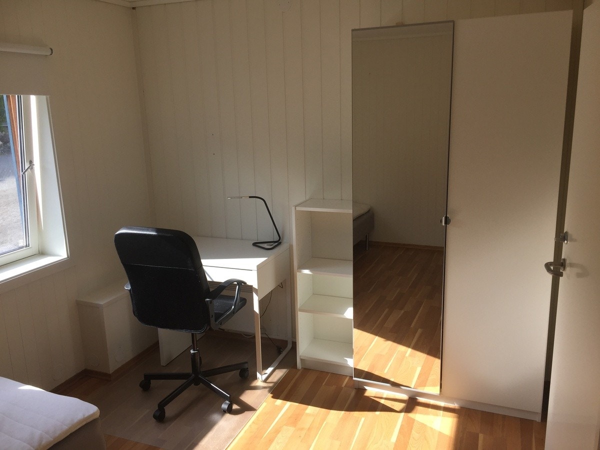 Velkommen til Breidablikveien 3! Fin sokkelleilighet på 85 kvm! Dette er Jupiter. Soverommene er av god størrelse med plass til det man trenger. Garderobeskap, seng, panelovn og solskjerming medfølger. Galleribilde