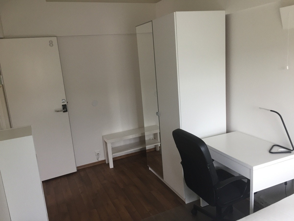 Dette er Merkur. Soverommene er av god størrelse med plass til det man trenger. Garderobeskap, seng, panelovn og solskjerming medfølger. Galleribilde