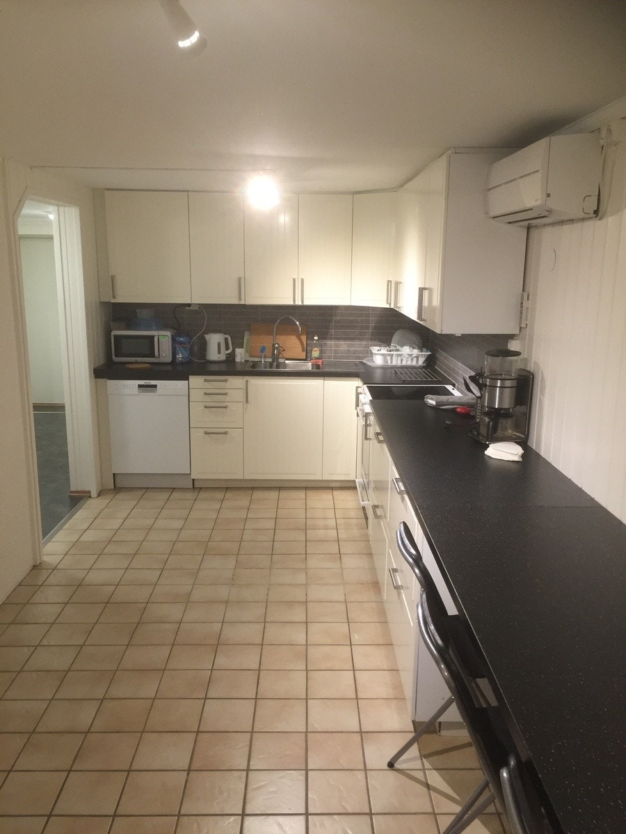 Velkommen til Breidablikveien 3! Fin sokkelleilighet på 85 kvm! Her har vi et romslig kjøkken med god spiseplass Galleribilde