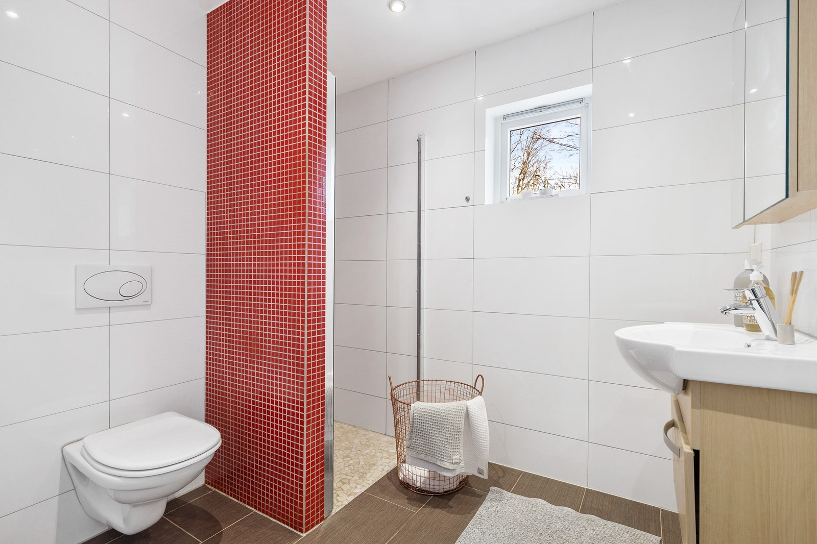 Badet i 1.etasje er fra 2008 med flislagt gulv med varmekabler. Galleribilde