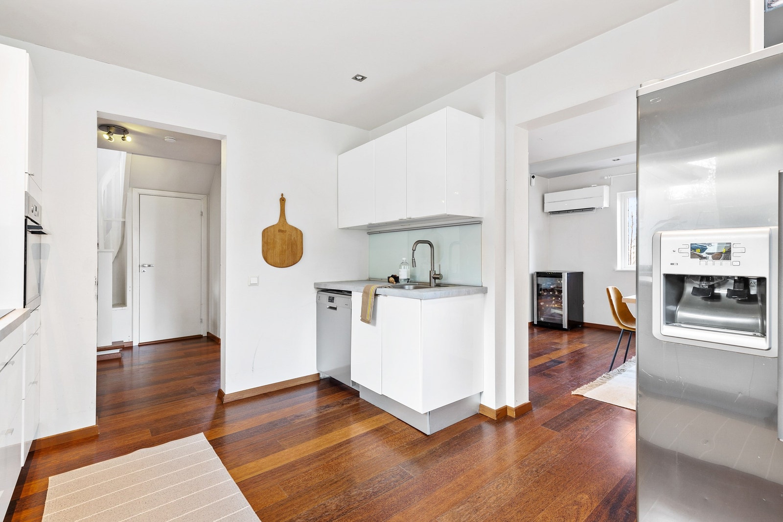 Kjøkken med delvis åpen løsning mot spisestue. Kjøkkeninnredning med glatte fronter fra 2008. Galleribilde