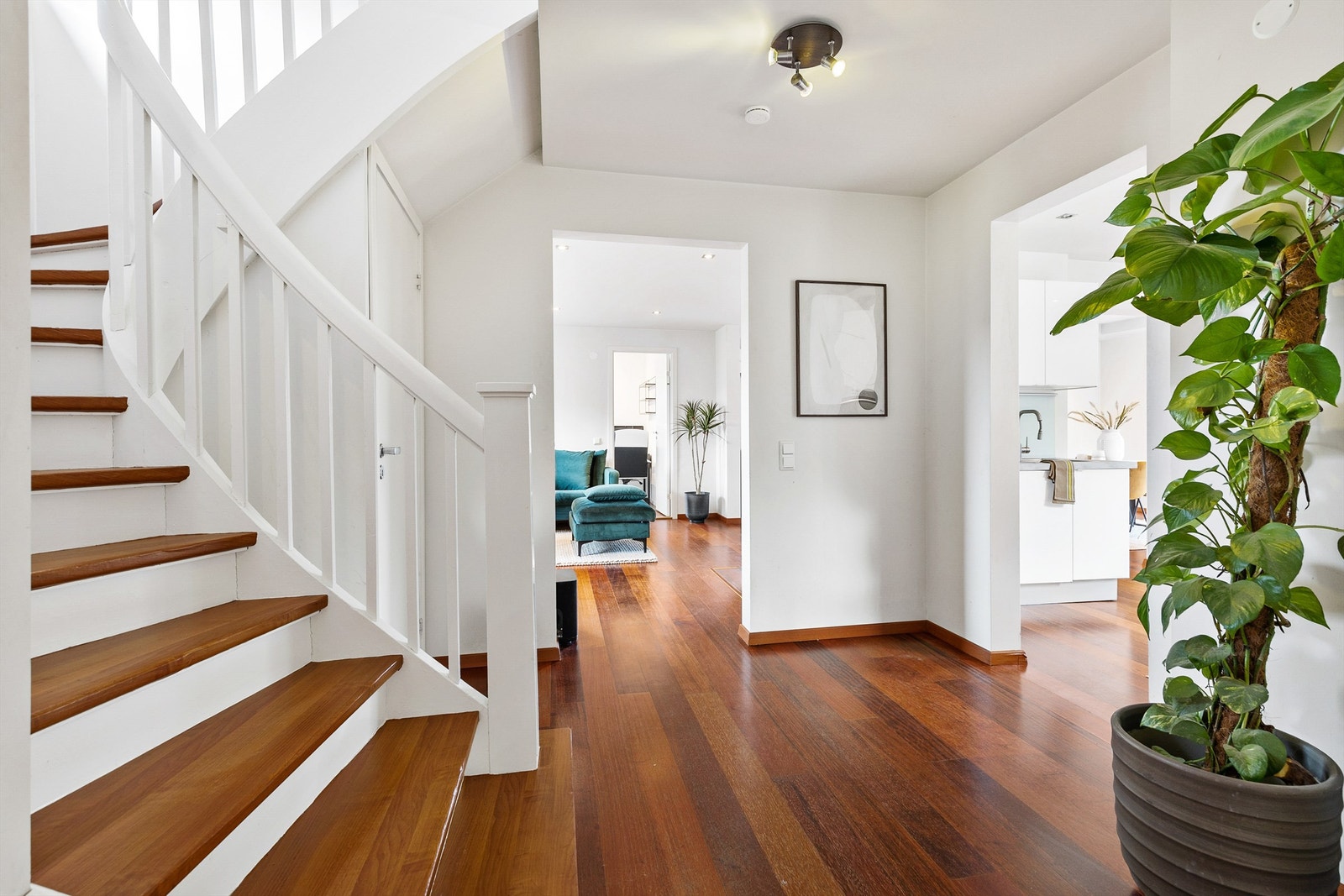 Hallen i 1.etasje kommer du til fra entréen. Her er det trapp til husets 2.etasje og inngang til stue og kjøkken. Galleribilde