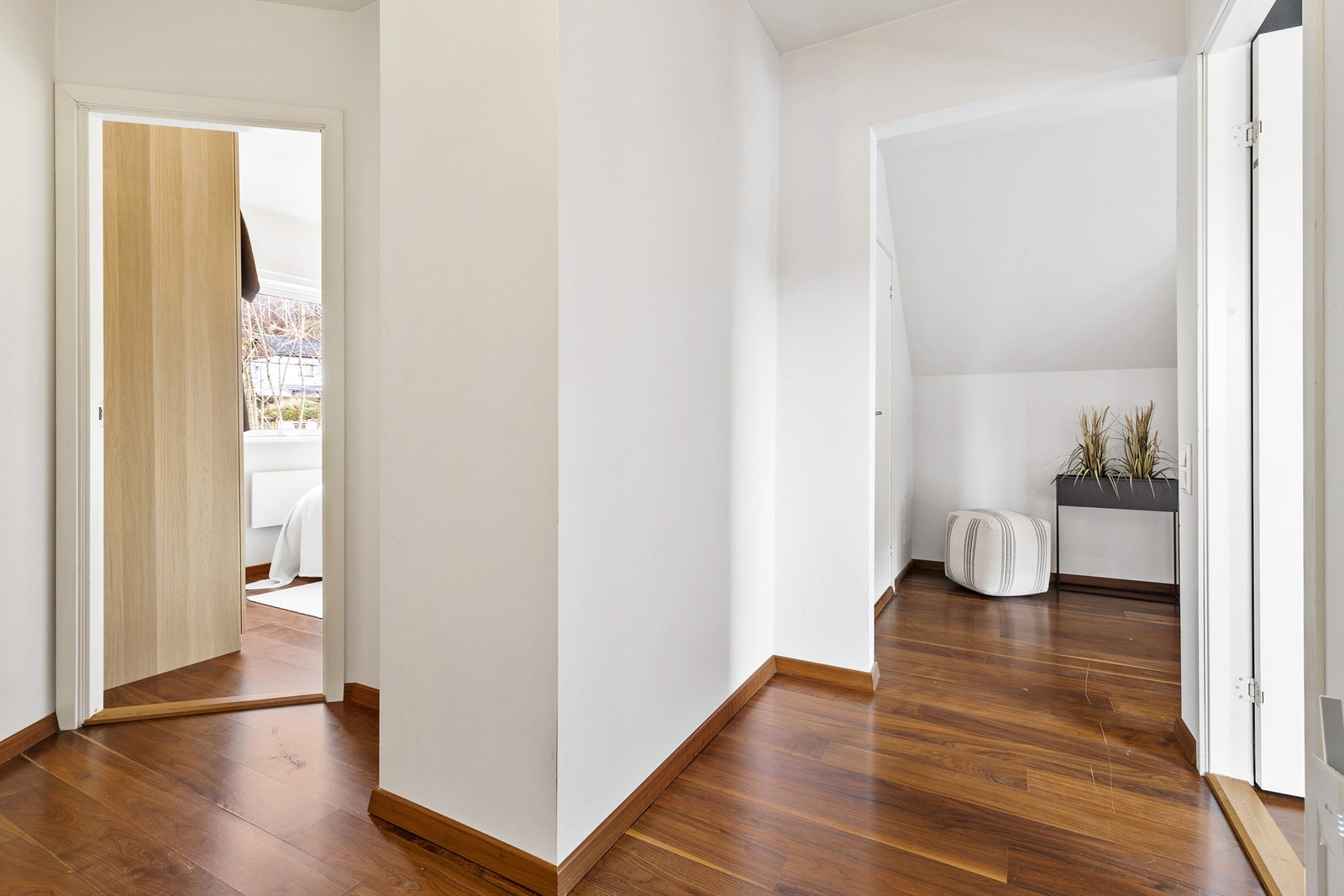 Hallen i 2.etasje fører til alle rom i etasjen. Galleribilde