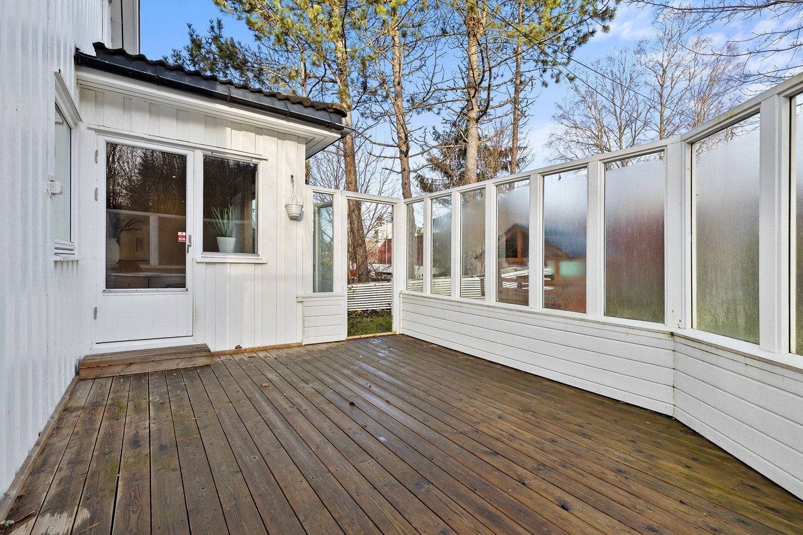 Terrasseplattingen kommer du til enten fra spisestuen eller fra hagen. Galleribilde