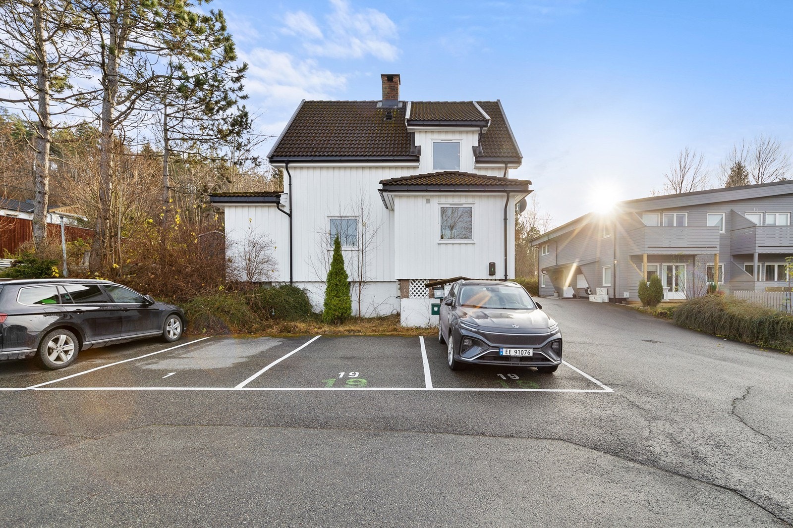 Med boligen følger det to parkeringsplasser hvor den ene har ladeboks for elbil. Galleribilde