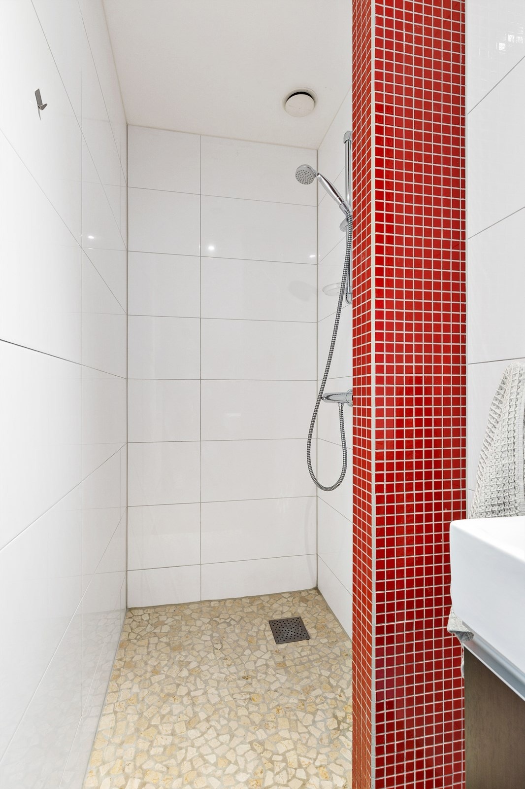 Dusjhjørne med dusjarmatur tilkoblet hånddusj. Galleribilde