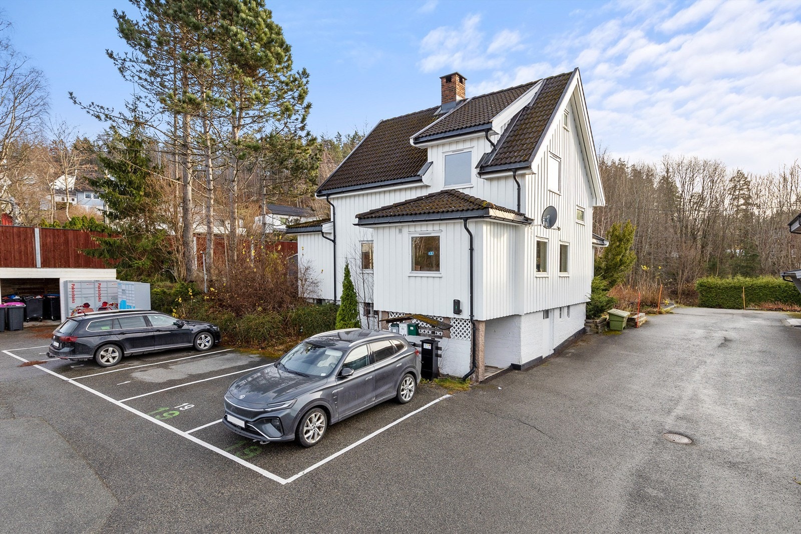 Her får du en lys og innholdsrik enebolig. Boligen har 4 soverom, stue og spisestue med god plass til stort spisebord og utgang til terrasse og hage. Galleribilde