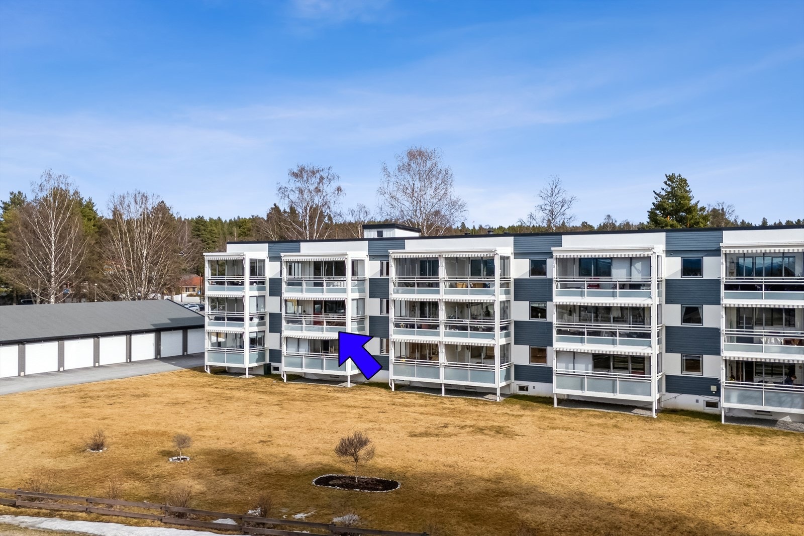 Leilighet i 2. etasje med innglasset balkong Galleribilde