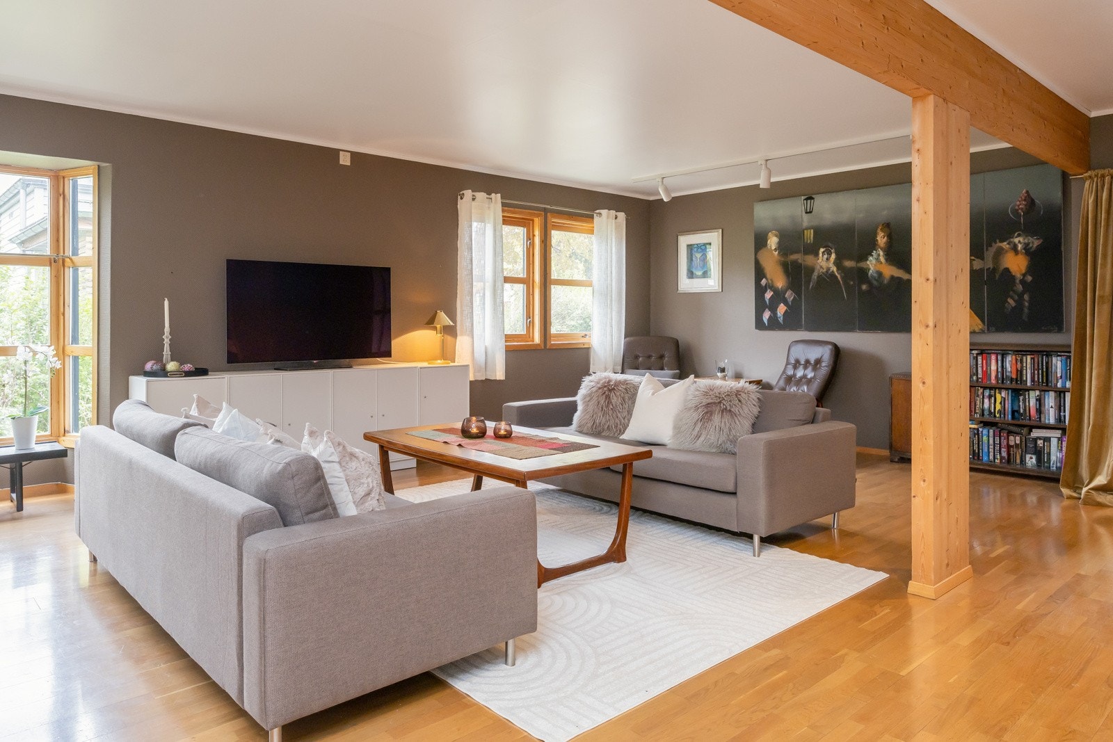 Stue og spisestue måler til sammen 67 kvm. Galleribilde