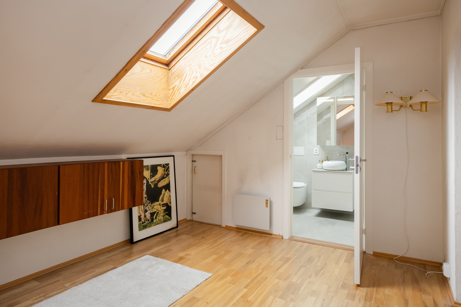 Boligen har totalt tre stuer, og loftstuen gir rom for å trekke seg tilbake. Galleribilde