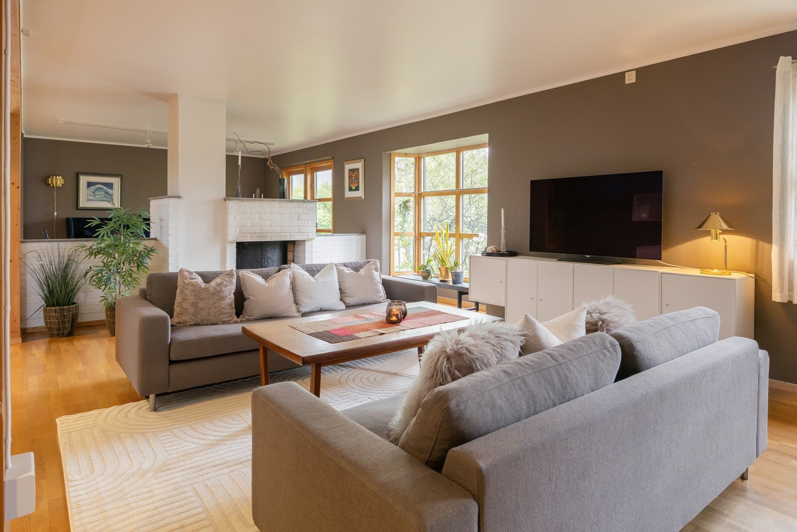 Eiendommen har pen hage og godt med parkering. Boligen strekker seg over tre plan på 273 kvadratmeter med mange og varierte bruksmuligheter. Galleribilde