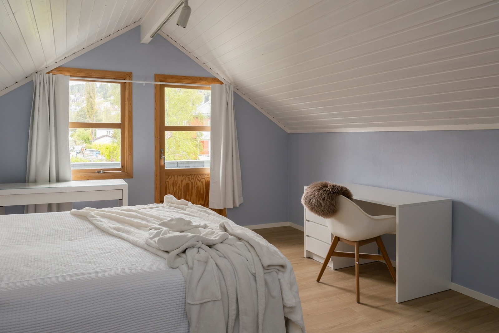 God plass for både dobbeltseng, nattbord, srkivebord og garderobe. Galleribilde