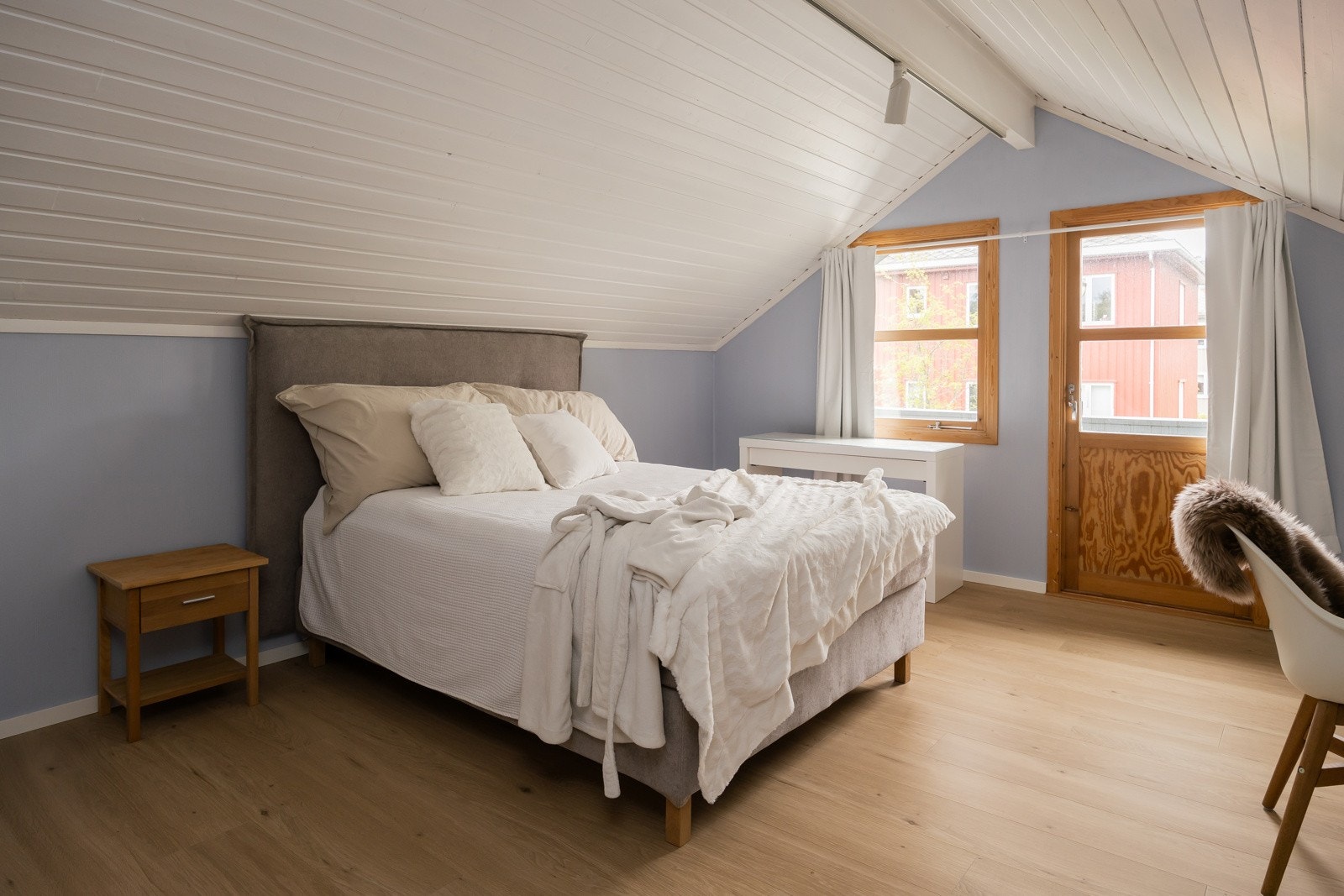 Meget romslig oppusset soverom på 20 kvm. Det er lagt termostatstyrt varmefolie i gulv som gir ekstra komfort. Galleribilde