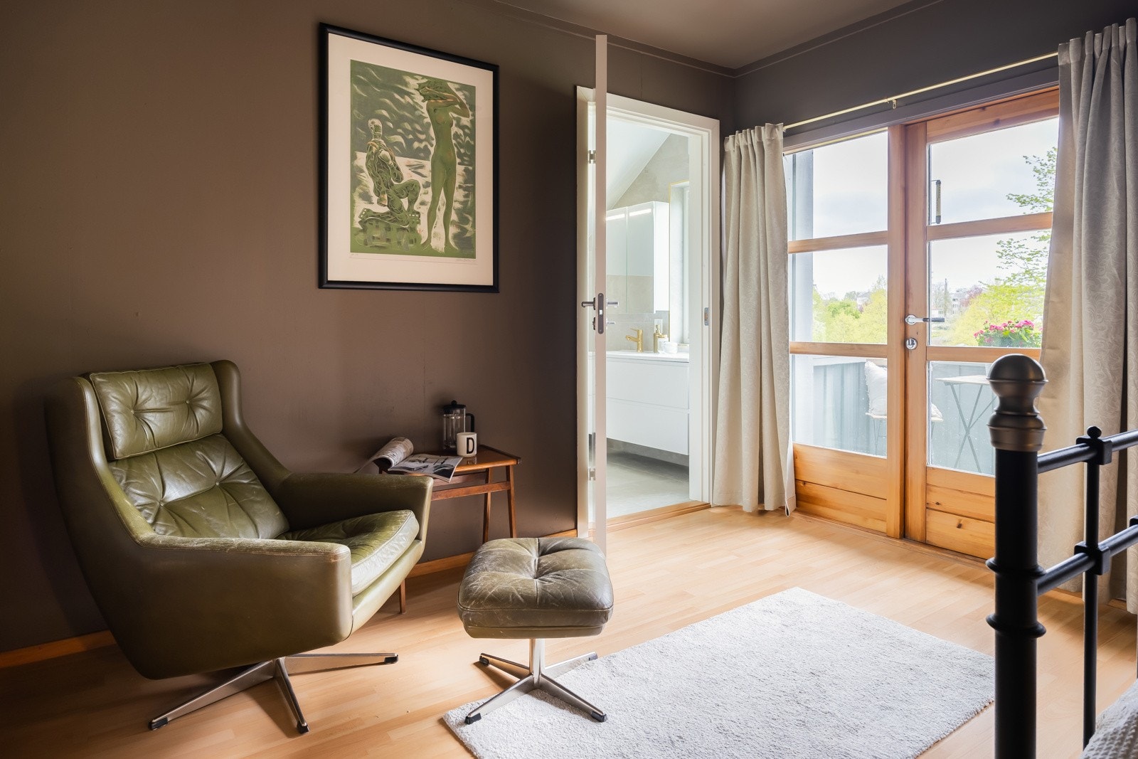 Hovedsoverommet er av god størrelse og måler 15,5 kvm. Soverommet er oppusset de senere år. Galleribilde