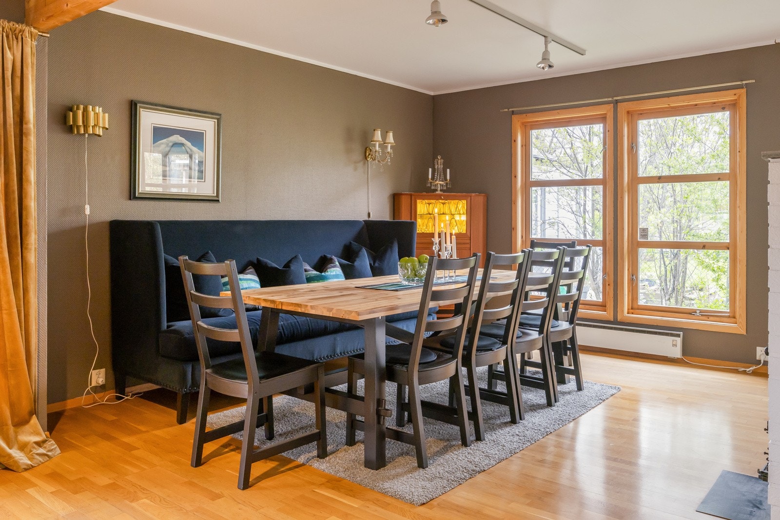 Spisestue i direkte tilknytning kjøkken og stue, store vindusflater i front som sørger for naturlig dagslys. Galleribilde