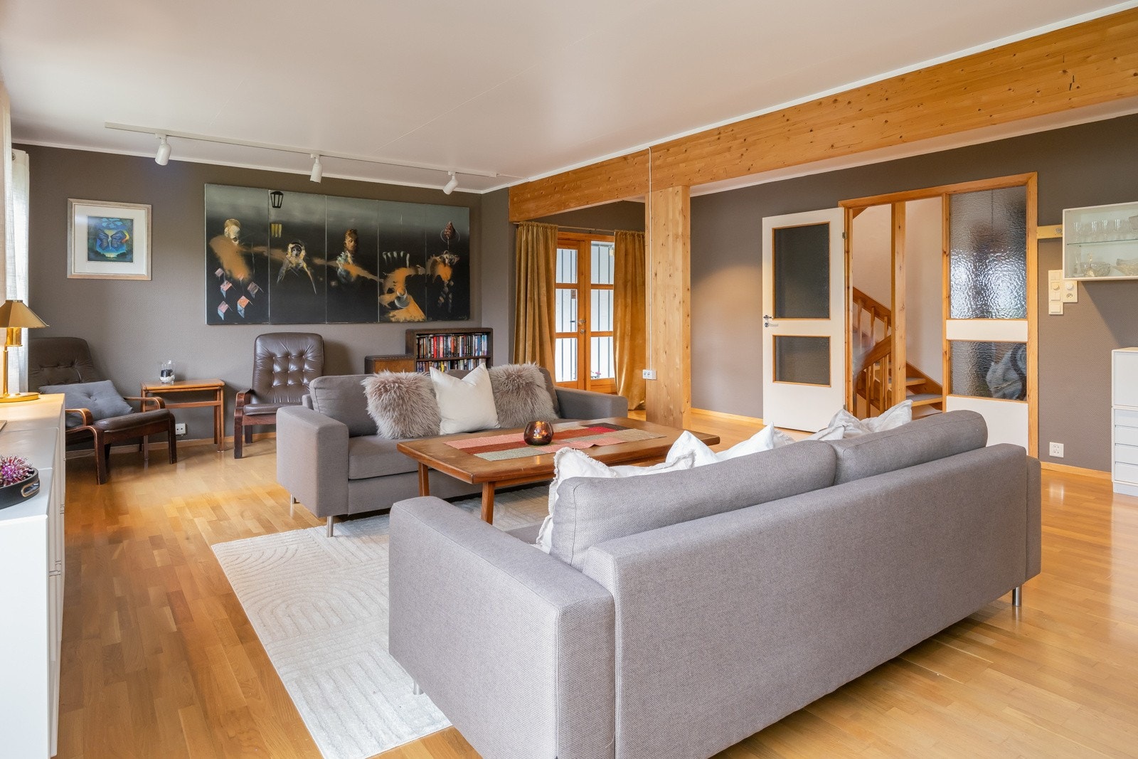 Fra stuen er det direkte utgang til en sørvestvendt terrasseplatting med plass til sittegruppe og grill om ønskelig. Galleribilde