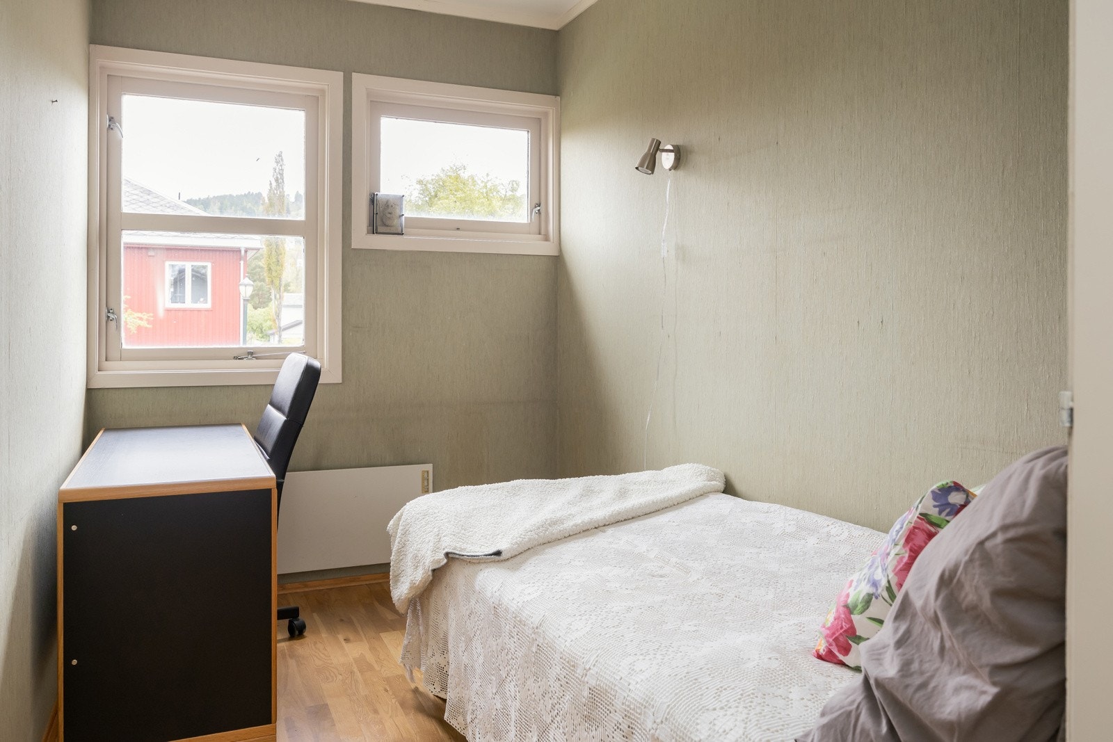 Boligen har totalt fire soverom. Det er i tillegg store muligheter i kjelleretasjen. Galleribilde