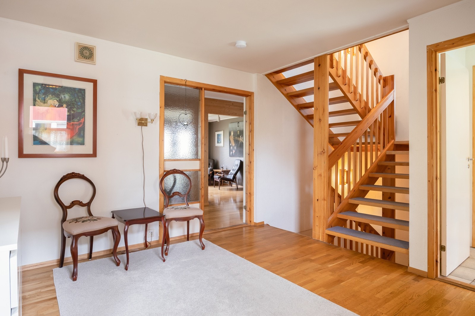 Stor hall/gang med god plass stor garderobe om ønskelig. Galleribilde