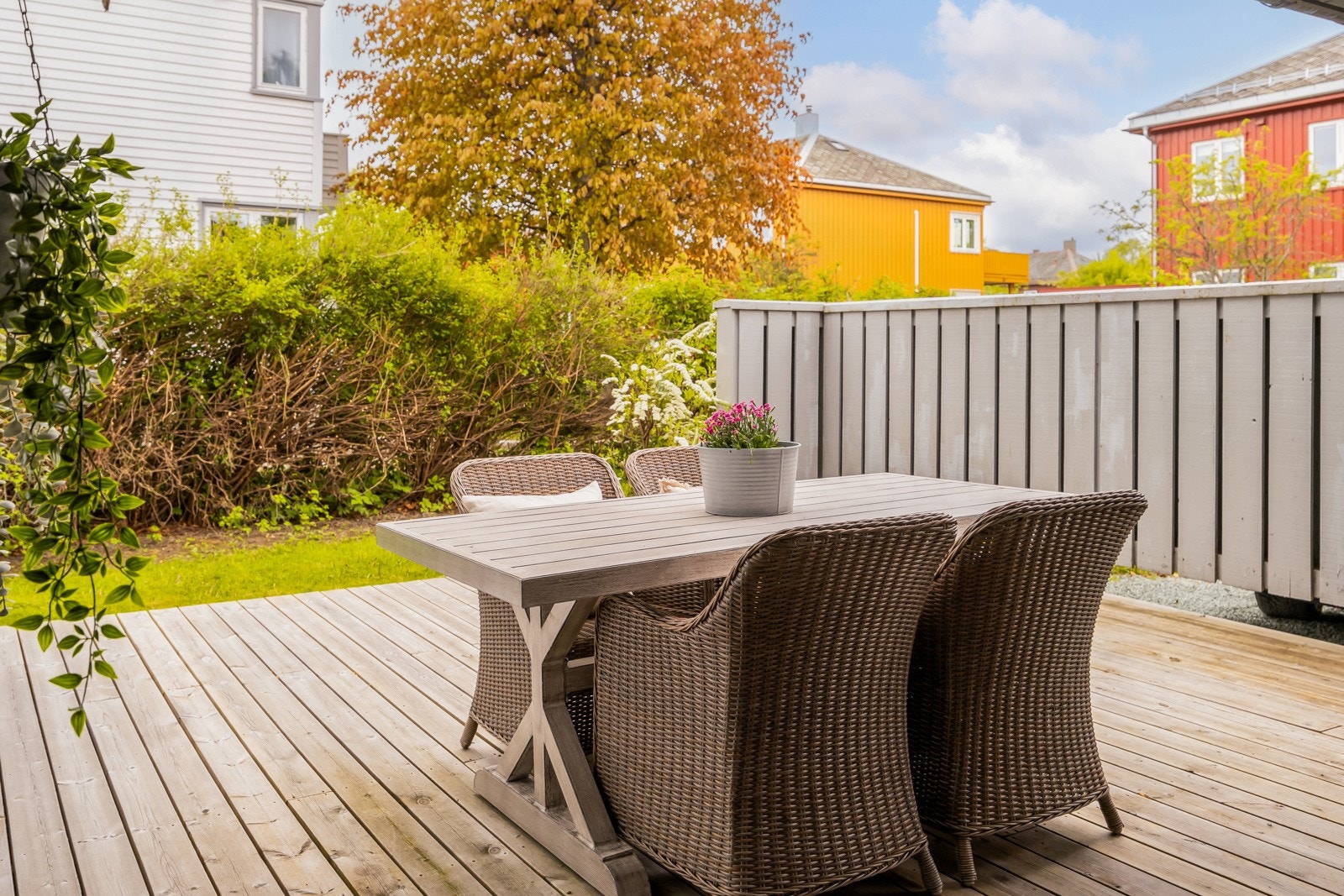 Fra stuen er det direkte utgang til en sørvestvendt terrasseplatting med plass til sittegruppe og grill om ønskelig. Galleribilde