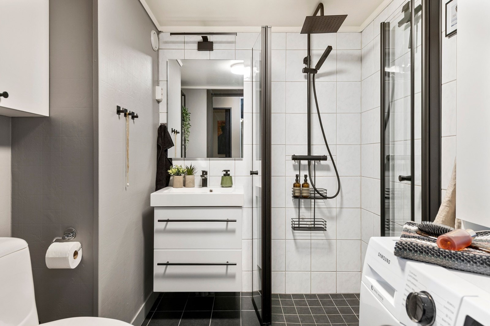 Baderom med opplegg for vaskemaskin. Galleribilde