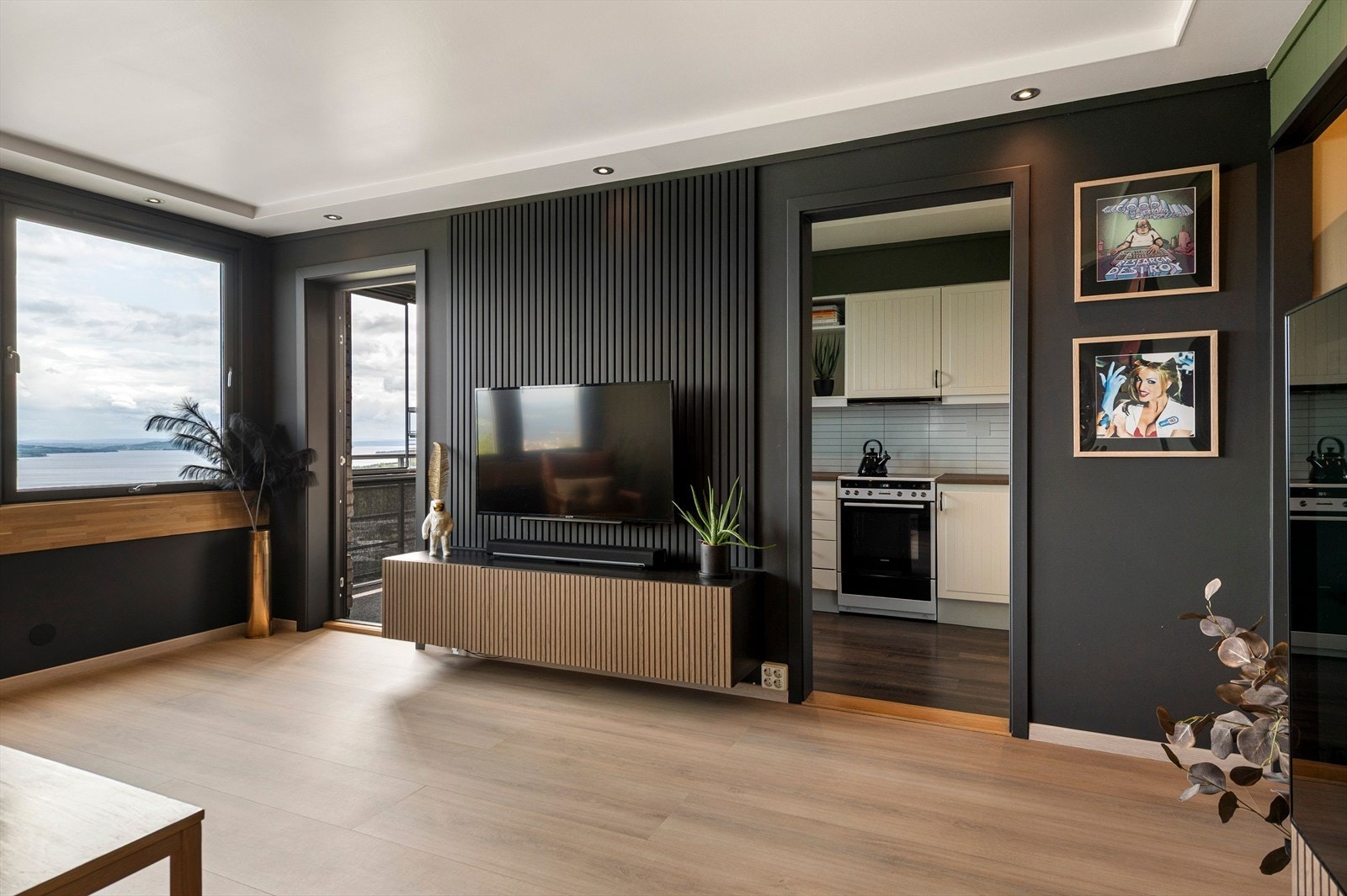 Stuen har en flott dekorvegg med smakfulle detaljer. Galleribilde