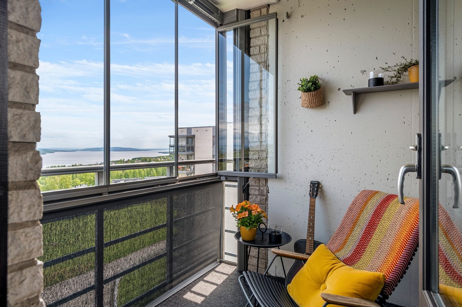 Meget hyggelig innglasset balkong hvor du kan nyte utsikt - dag og kveld. Galleribilde